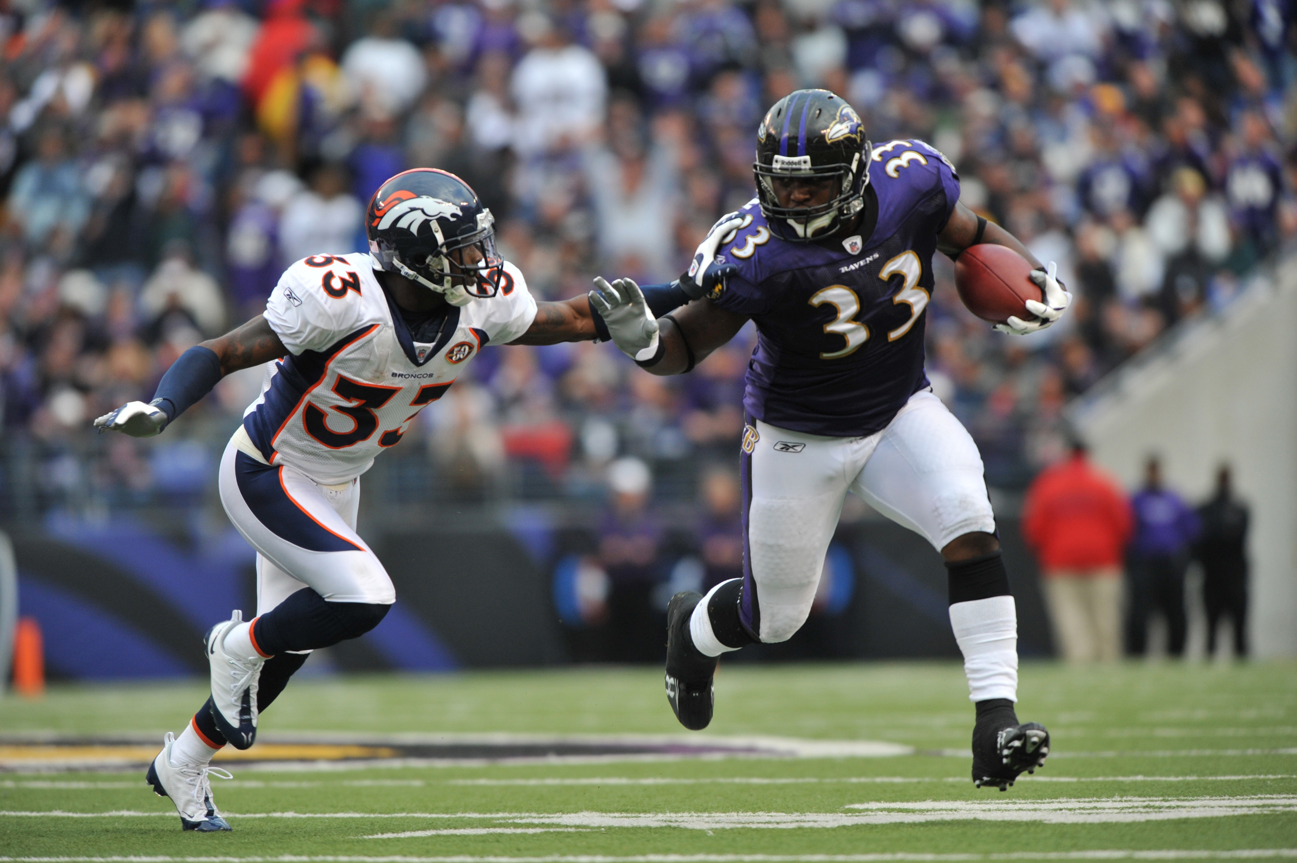 BALTIMORE - NOVEMBER 1: Le'Ron McClain #33 of the Baltimore Ravens runs the ball against the Denver Broncos at M&T Bank Stadium on November 1, 2009 in Baltimore, Maryland. (Photo by Larry French/Getty Images)