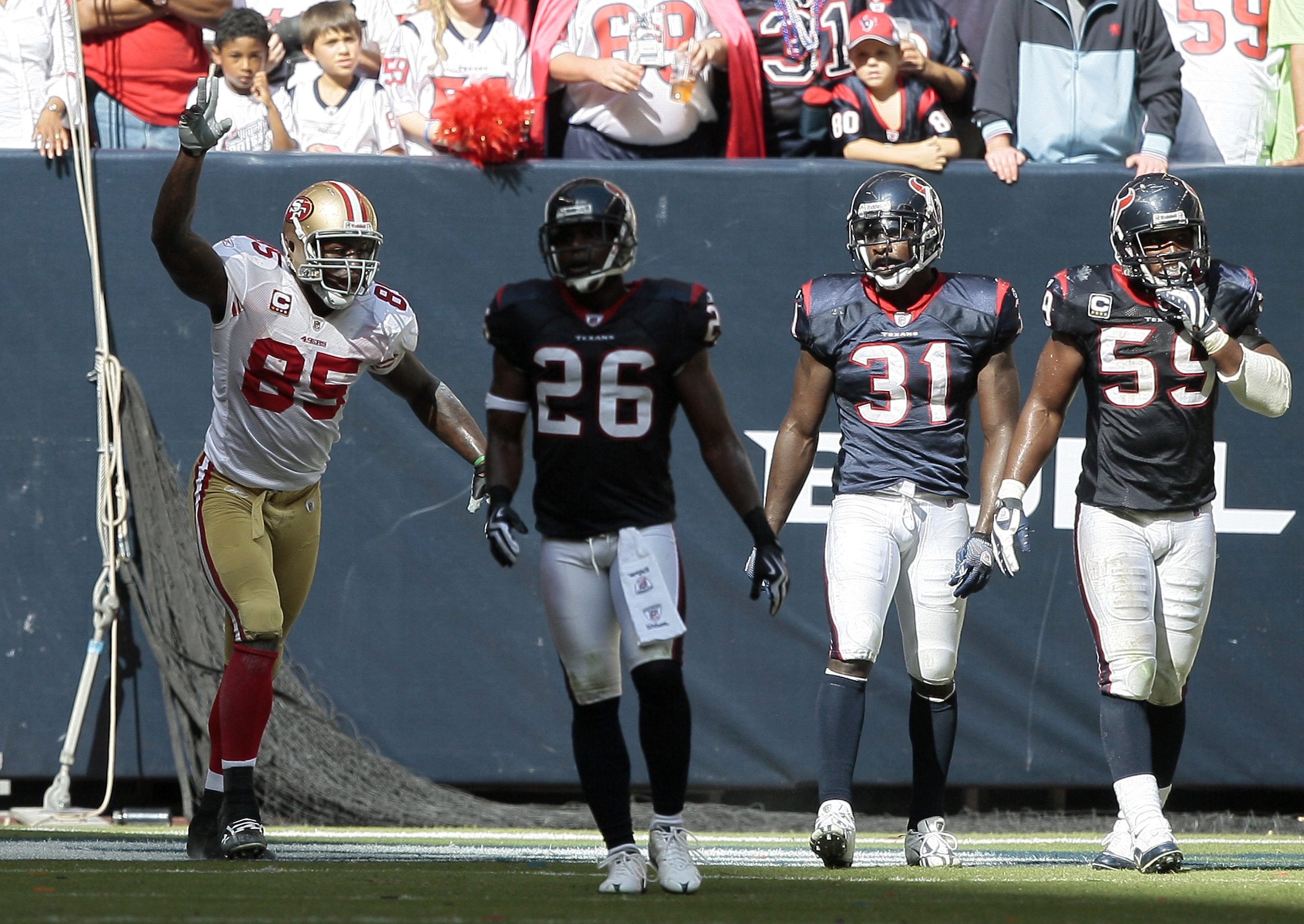 HOUSTON - OCTOBER 25:  Tight-end Vernon Davis #85 of the San Francisco 49ers celebrates his touchdown reception in the fourth quarter as free safety Eugene Wilson #26, strong safety Bernard Pollard #31 and linebacker DeMeco Ryans #59 of the Houston Texans
