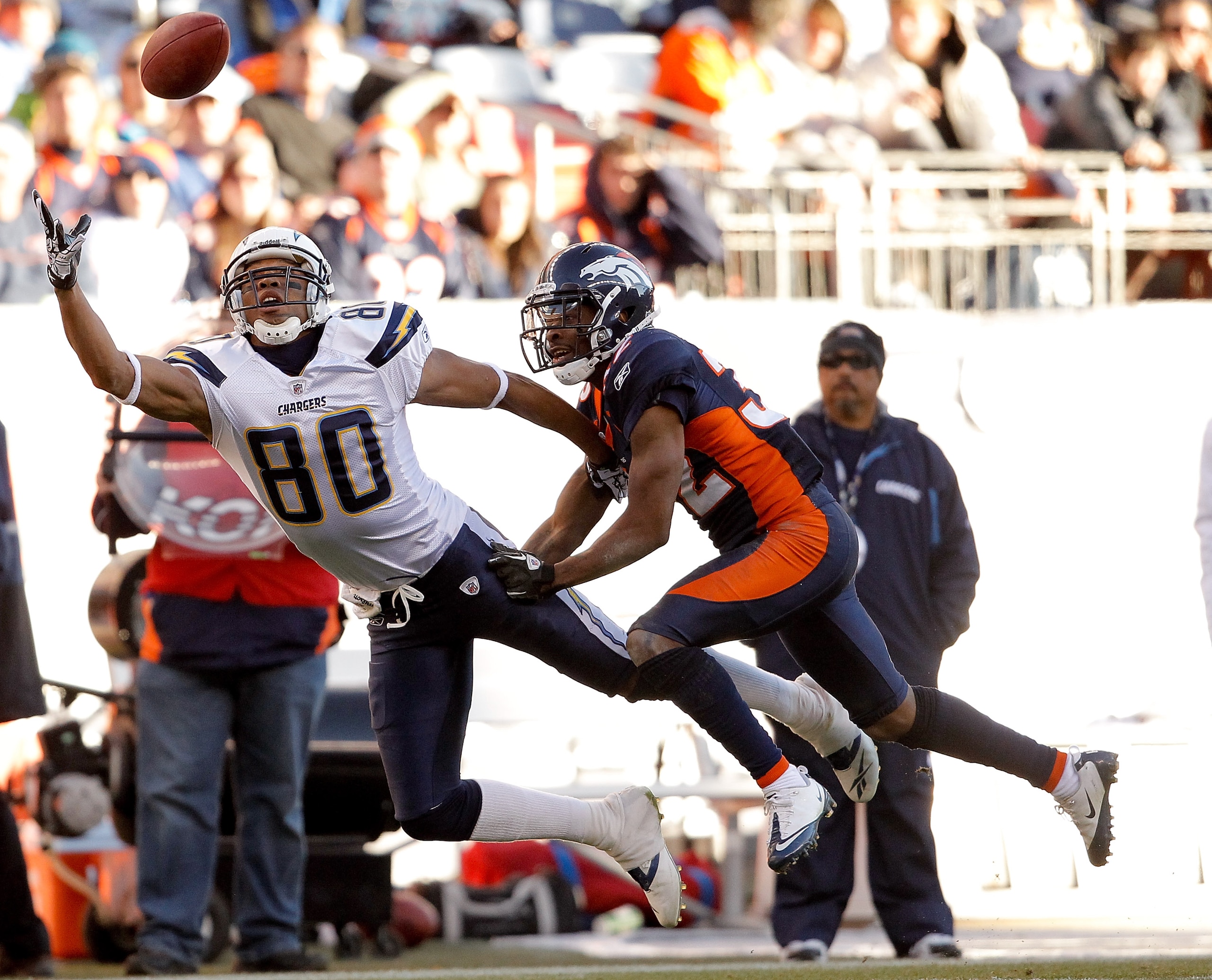 DENVER, CO - JANUARY 2:  Wide receiver Malcom Floyd #80 of the San Diego Chargers makes a one-handed 41-yard reception for a first down against cornerback Perrish Cox #32 of the Denver Broncos during the second quarter at INVESCO Field at Mile High on Jan