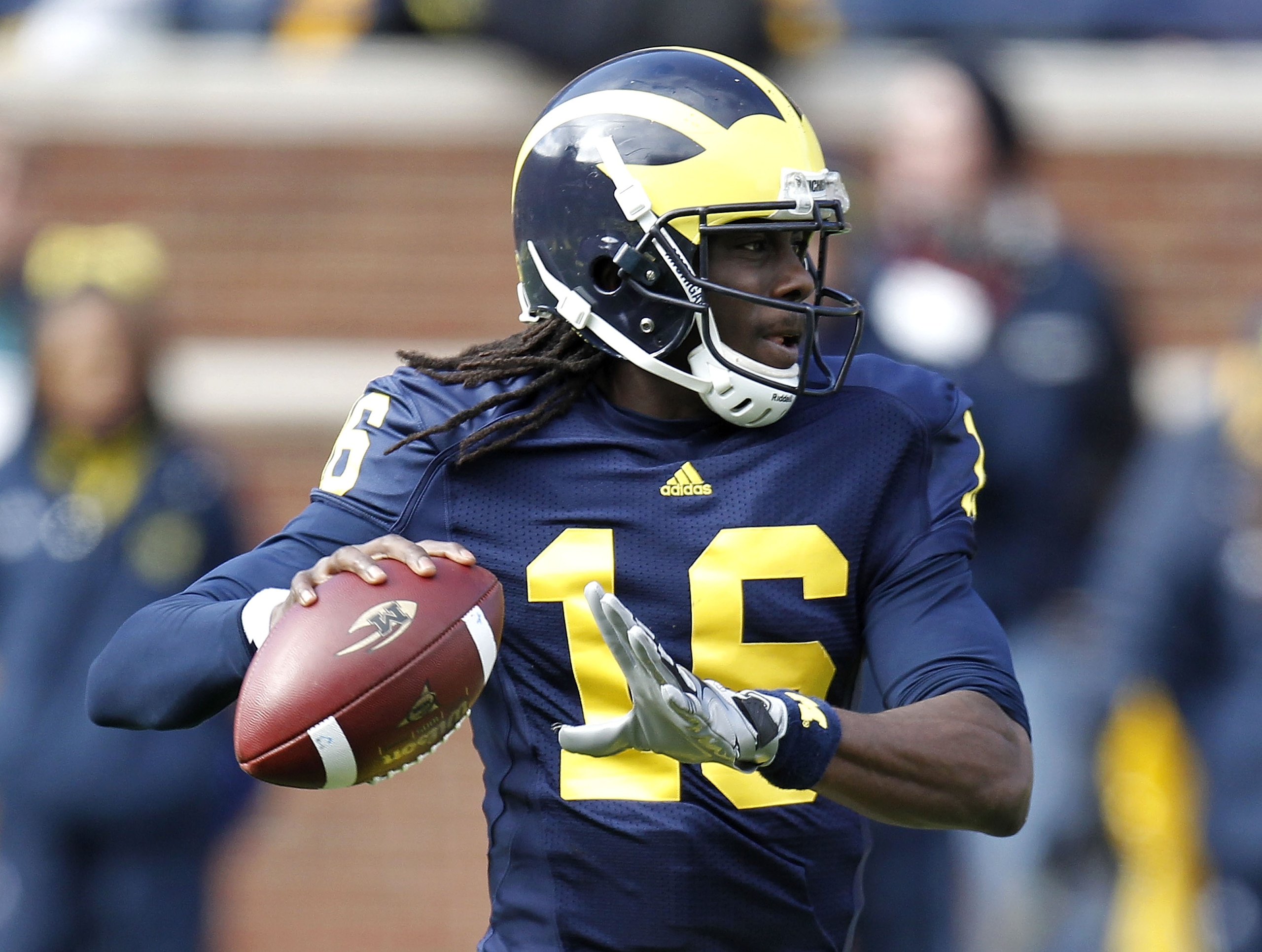 ANN ARBOR, MI - NOVEMBER 06:  Denard Robinson #16 of the Michigan Wolverines throws a first quarter pass while playing the Illinios Fighting Illini after a second quarter reception at Michigan Stadium on November 6, 2010 in Ann Arbor, Michigan.  (Photo by
