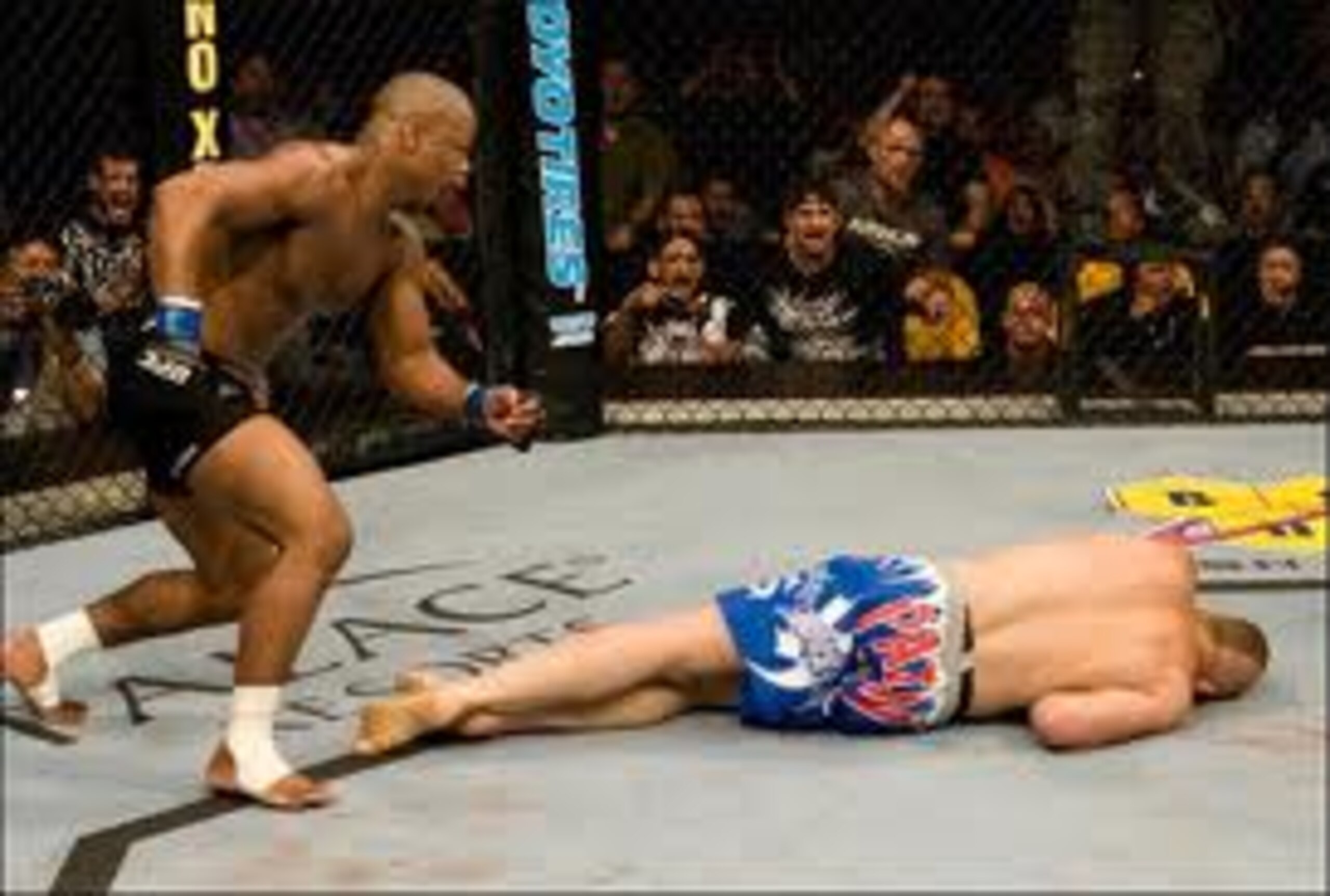 Rashad Evans KO's Chuck Liddell from an overhand right Rashad Evans KO's Chuck Liddell from an overhand right