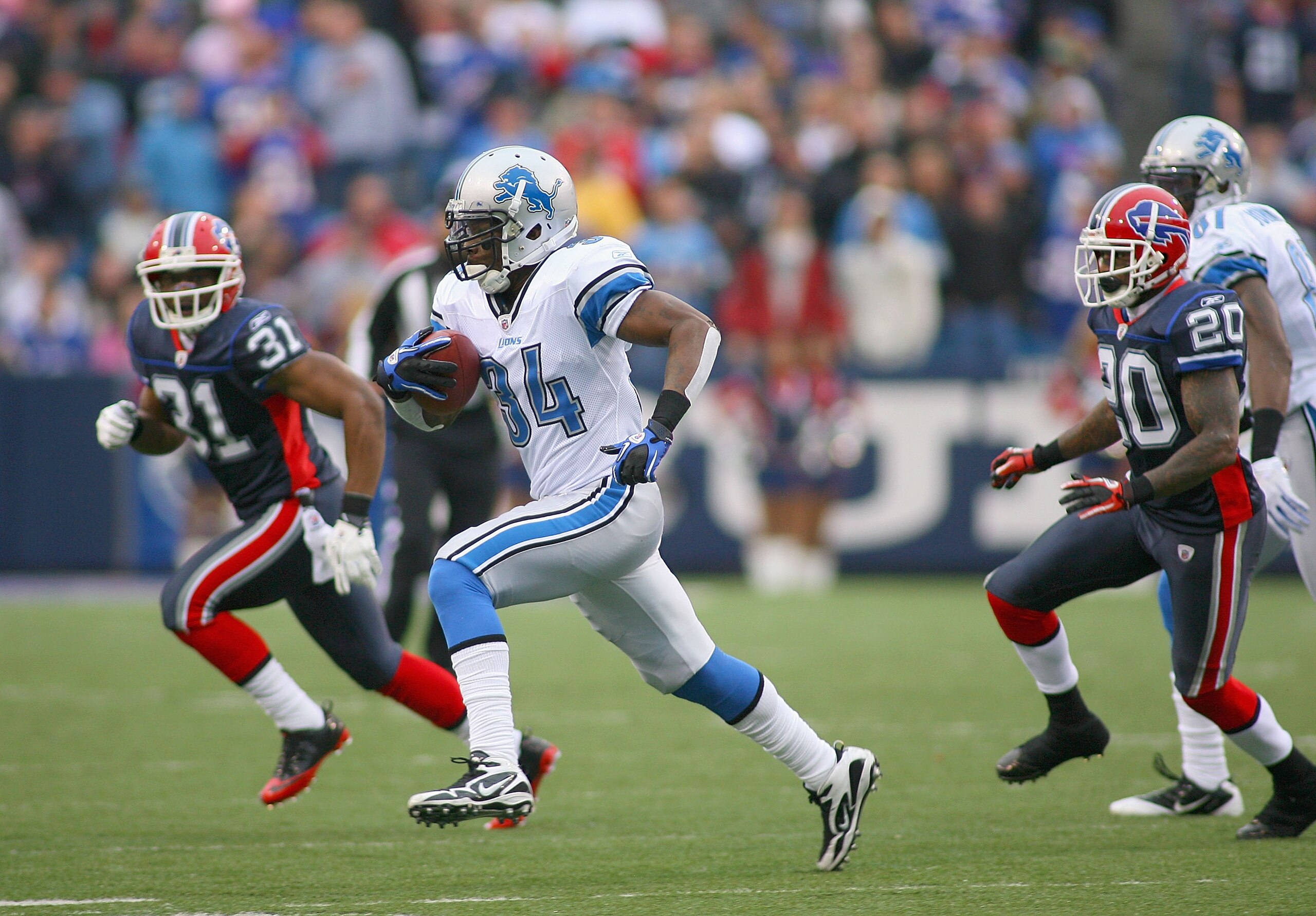 ORCHARD PARK, NY - NOVEMBER 14: Kevin Smith #34  of the Detroit Lions runs against the Buffalo Bills at Ralph Wilson Stadium on November 14, 2010 in Orchard Park, New York. The Bills won 14-12.   (Photo by Rick Stewart/Getty Images)