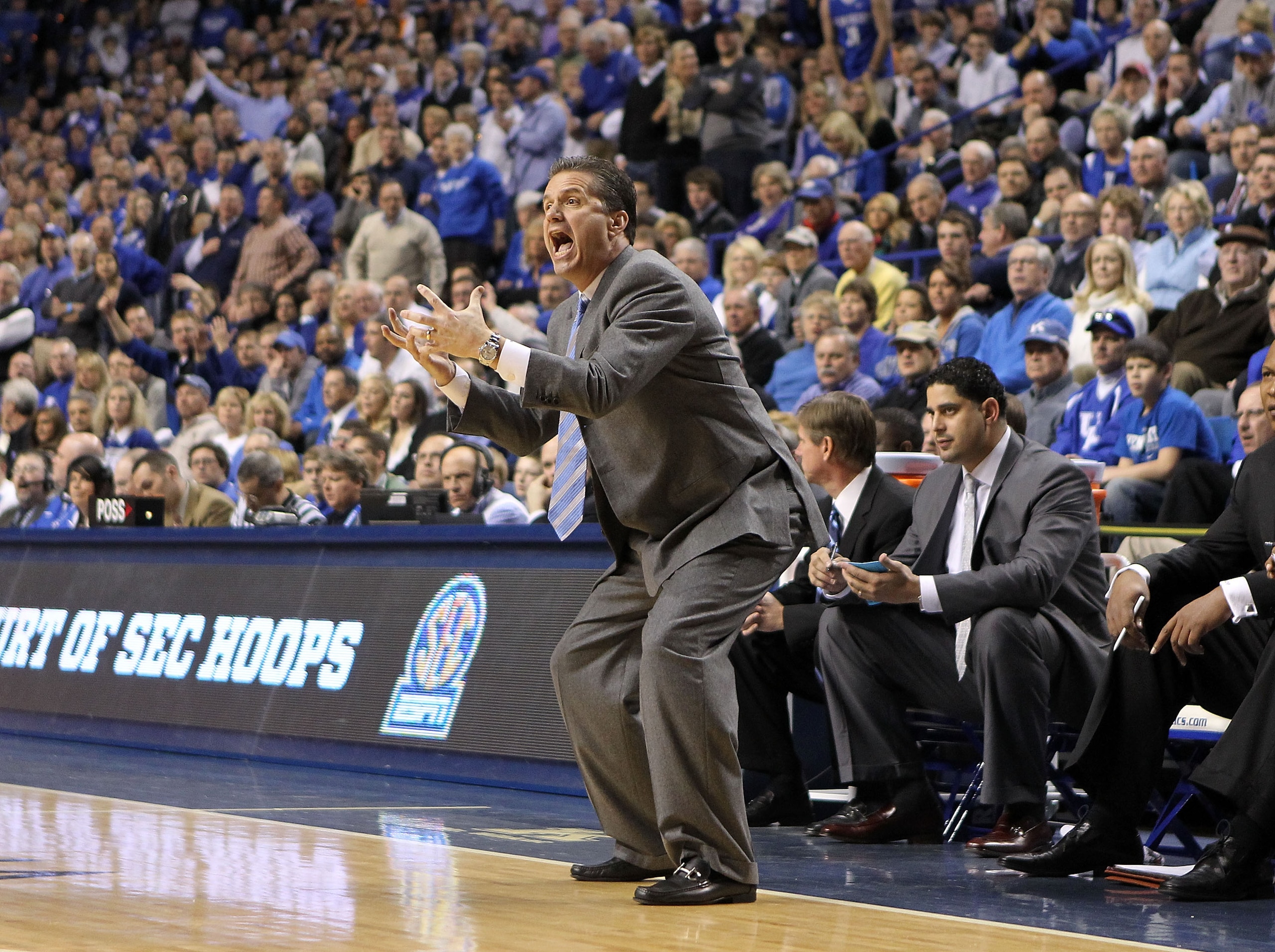LEXINGTON, KY - FEBRUARY 08:  John Calipari the Head Coach of the Kentucky Wildcats gives instructions to his team during the SEC game against the Tennessee Volunteers at Rupp Arena on February 8, 2011 in Lexington, Kentucky.  (Photo by Andy Lyons/Getty I
