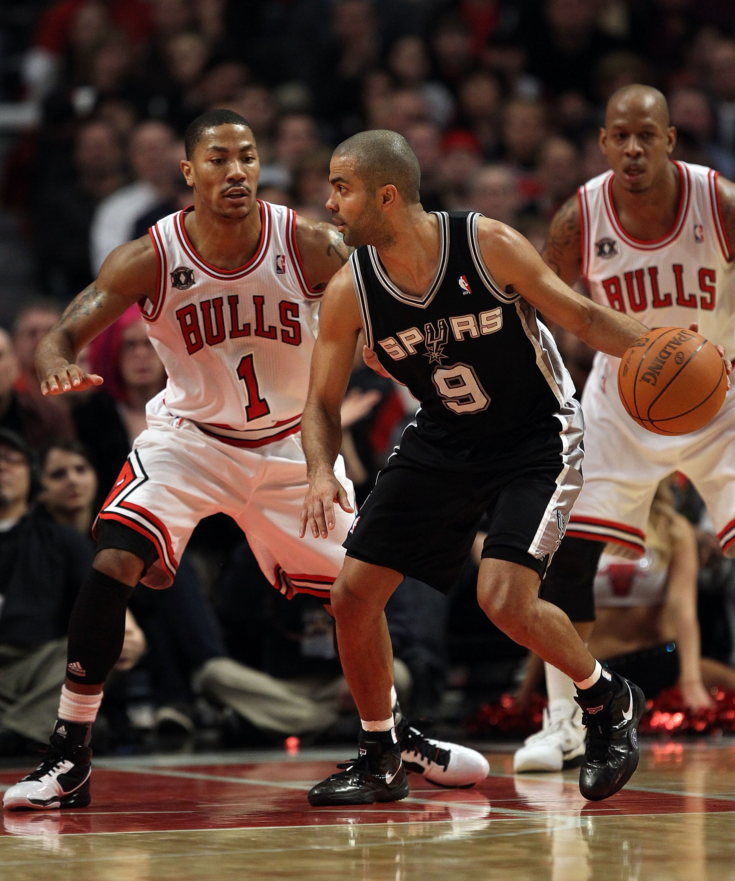 CHICAGO, IL - FEBRUARY 17: Tony Parker #9 of the San Antonio Spurs moves against Derrick Rose #1 of the Chicago Bulls at the United Center on February 17, 2011 in Chicago, Illinois. The Bulls defeated the Spurs 109-99. NOTE TO USER: User expressly acknowl