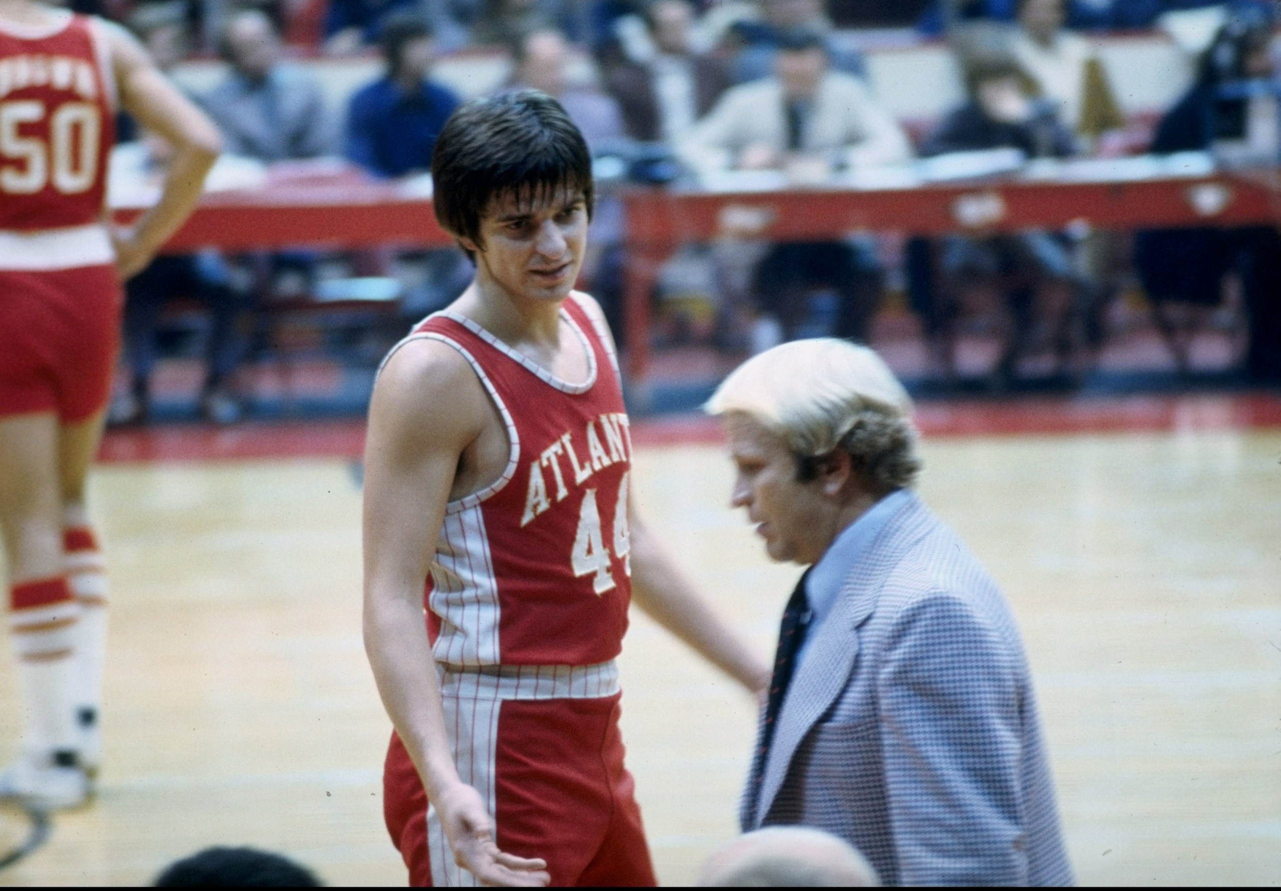 ATLANTA - JANRUARY: Atlanta Hawks Guard Pistol Pete Maravich talks with his Coach Cotton Fitzsimmons during the Hawks NBA game in Janruary 1974 at the Omni Arena in Atlanta, Georgia. (Photo By Jonathan Daniel/Getty Images) ATLANTA - JANRUARY: Atlanta Hawks Guard Pistol Pete Maravich talks with his Coach Cotton Fitzsimmons during the Hawks NBA game in Janruary 1974 at the Omni Arena in Atlanta, Georgia. (Photo By Jonathan Daniel/Getty Images)