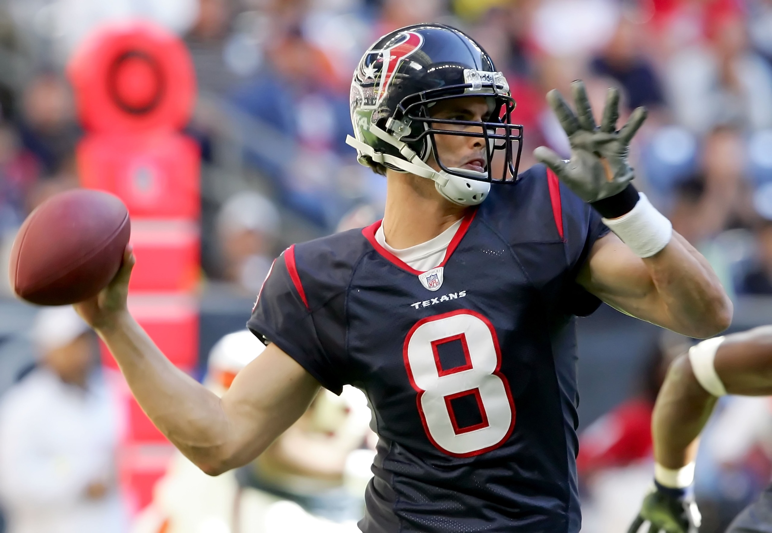 HOUSTON, TX - DECEMBER 31: Quarterback David Carr #8 of the Houston Texans looks to pass during their game against the Cleveland Browns on December 31, 2006 at Reliant Stadium in Houston, Texas. The Texans defeated the Browns 14-6. (Photo by Lisa Blumen HOUSTON, TX - DECEMBER 31: Quarterback David Carr #8 of the Houston Texans looks to pass during their game against the Cleveland Browns on December 31, 2006 at Reliant Stadium in Houston, Texas. The Texans defeated the Browns 14-6. (Photo by Lisa Blumen