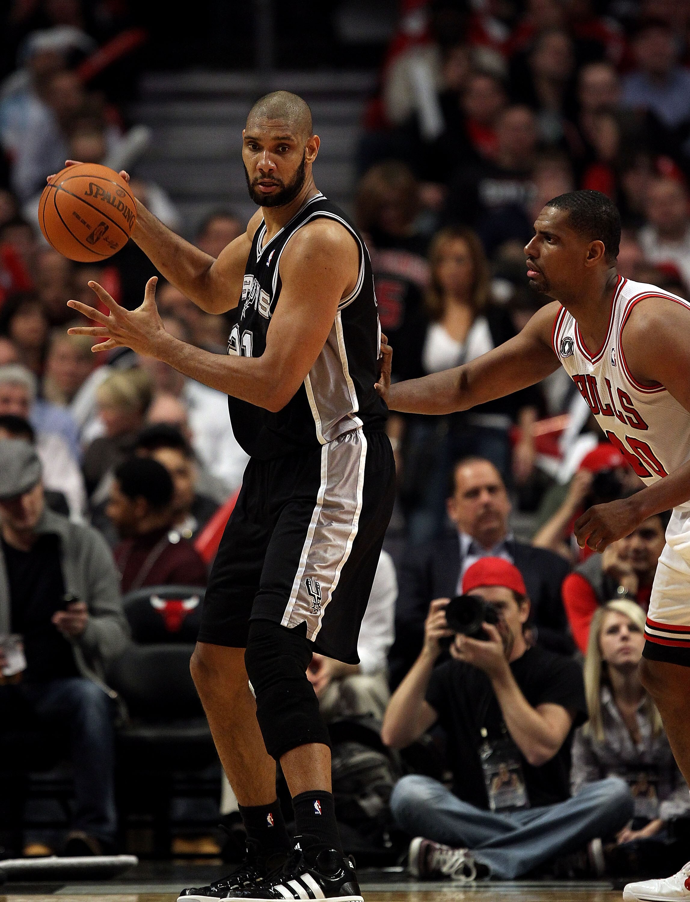 CHICAGO, IL - FEBRUARY 17: Tim Duncan #21 of the San Antonio Spurs moves against Kurt Thomas #40 of the Chicago Bulls at the United Center on February 17, 2011 in Chicago, Illinois. The Bulls defeated the Spurs 109-99. NOTE TO USER: User expressly acknowl