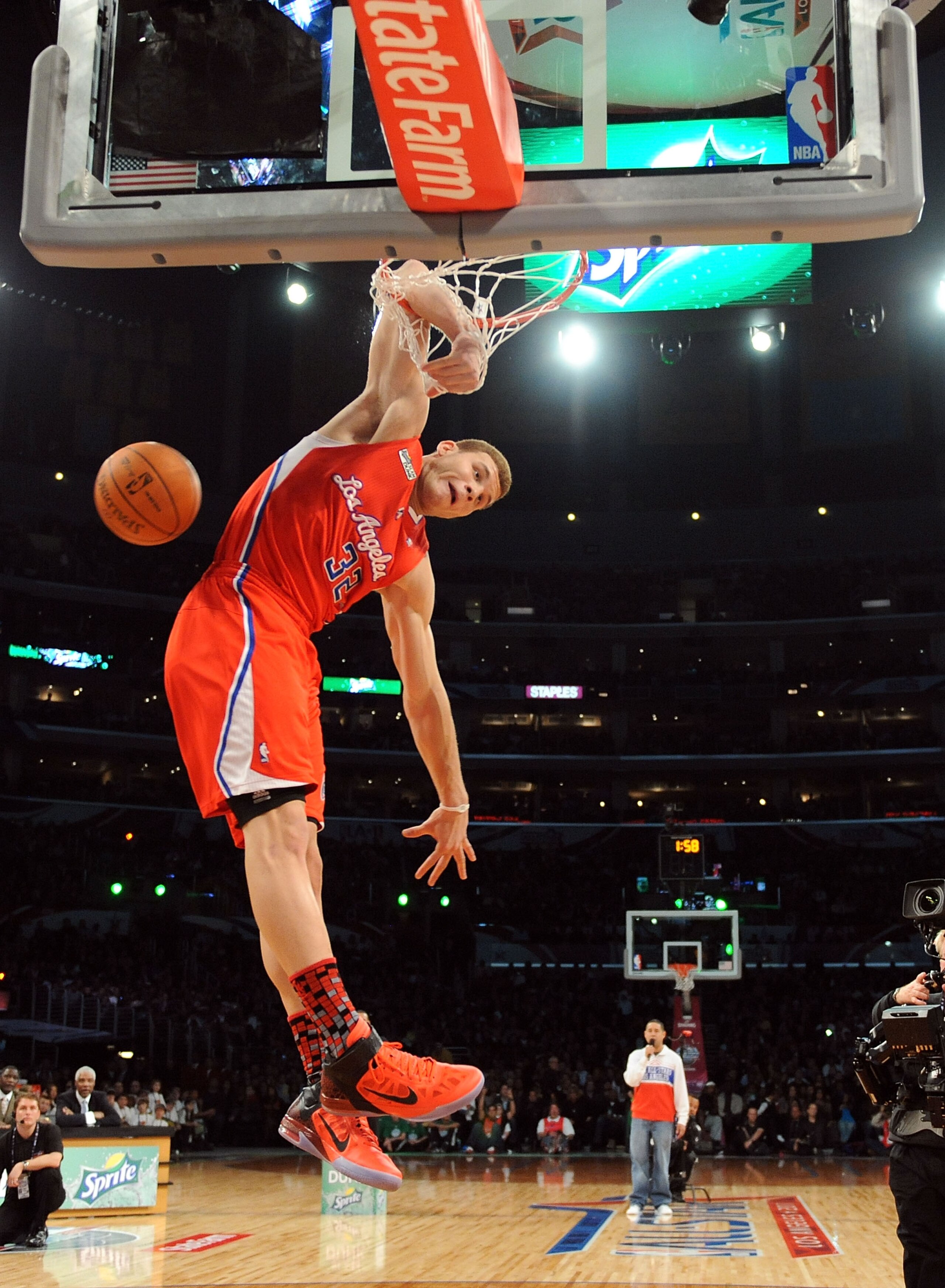 LOS ANGELES, CA - FEBRUARY 19:  Blake Griffin #32 of the Los Angeles Clippers dunks the ball as his elbow hangs on the rim in the Sprite Slam Dunk Contest apart of NBA All-Star Saturday Night at Staples Center on February 19, 2011 in Los Angeles, Californ