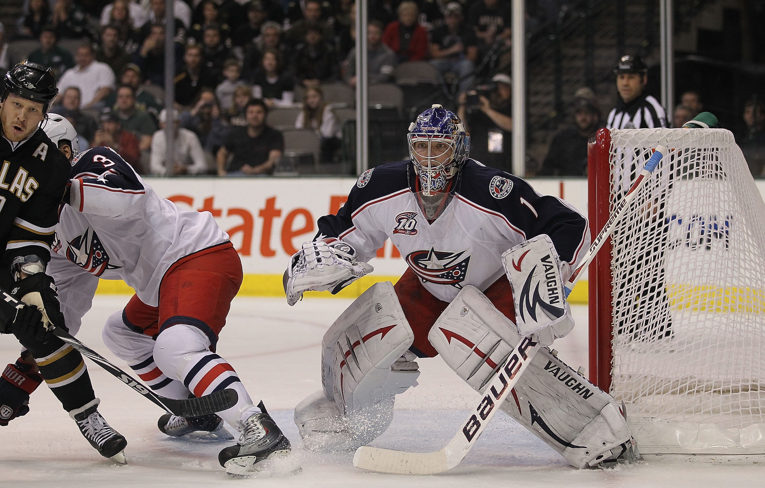 DALLAS, TX - FEBRUARY 13:  Goaltender Steve Mason #1 of the Columbus Blue Jackets at American Airlines Center on February 13, 2011 in Dallas, Texas.  (Photo by Ronald Martinez/Getty Images)