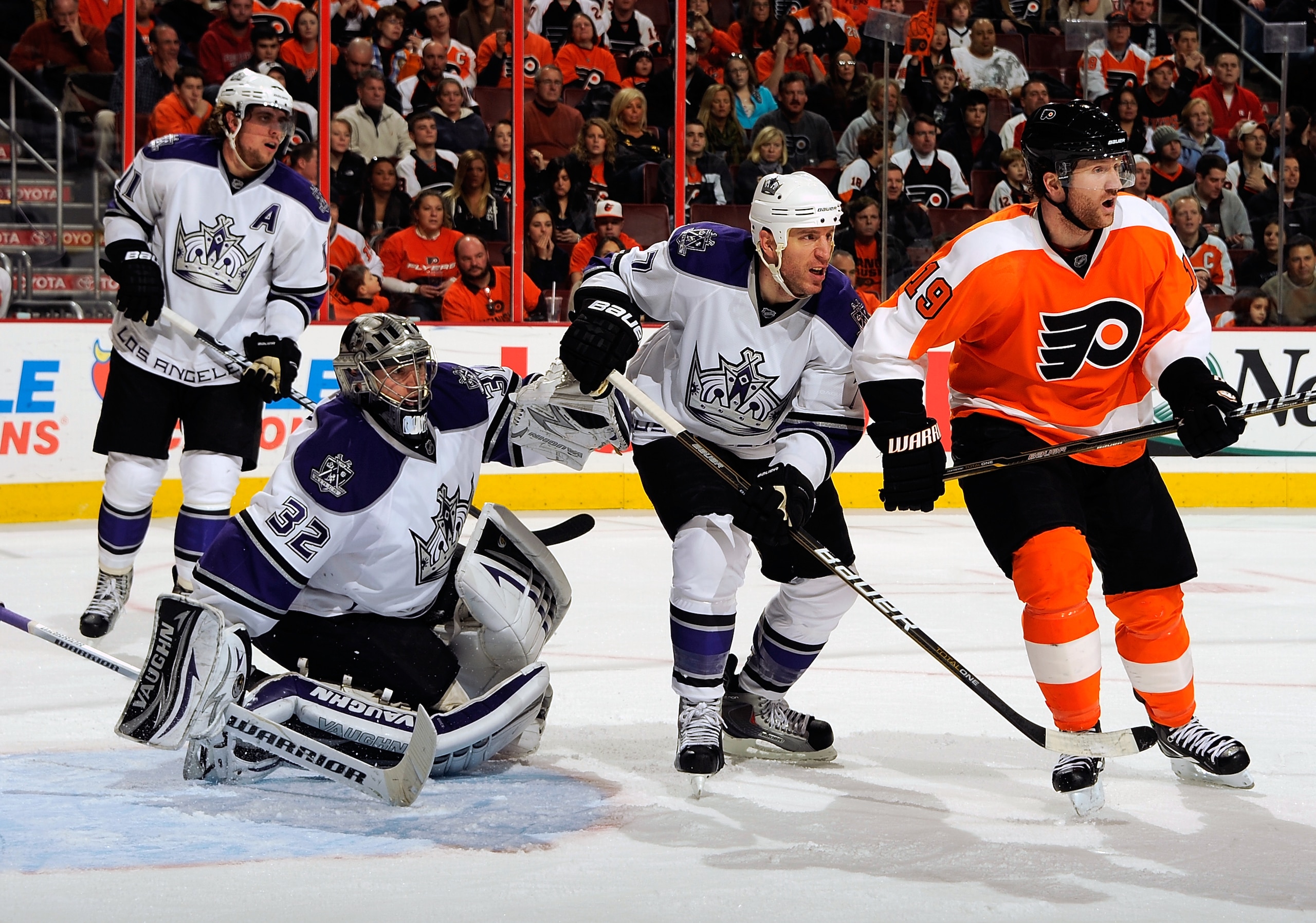 PHILADELPHIA - FEBRUARY 13:  Jonathan Quick #32 of the Los Angeles Kings in action during a game against the Philadelphia Flyers on February 13, 2011 at the Wells Fargo Center in Philadelphia, Pennsylvania.  (Photo by Lou Capozzola/Getty Images)