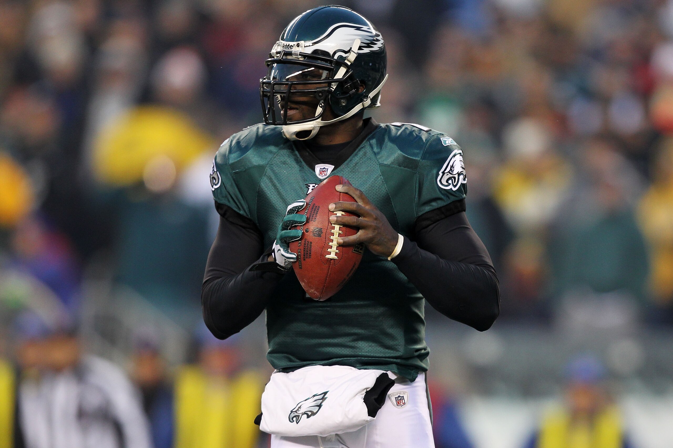 PHILADELPHIA, PA - JANUARY 09:  Michael Vick #7 of the Philadelphia Eagles scrambles against the Green Bay Packers during the 2011 NFC wild card playoff game at Lincoln Financial Field on January 9, 2011 in Philadelphia, Pennsylvania.  (Photo by Al Bello/
