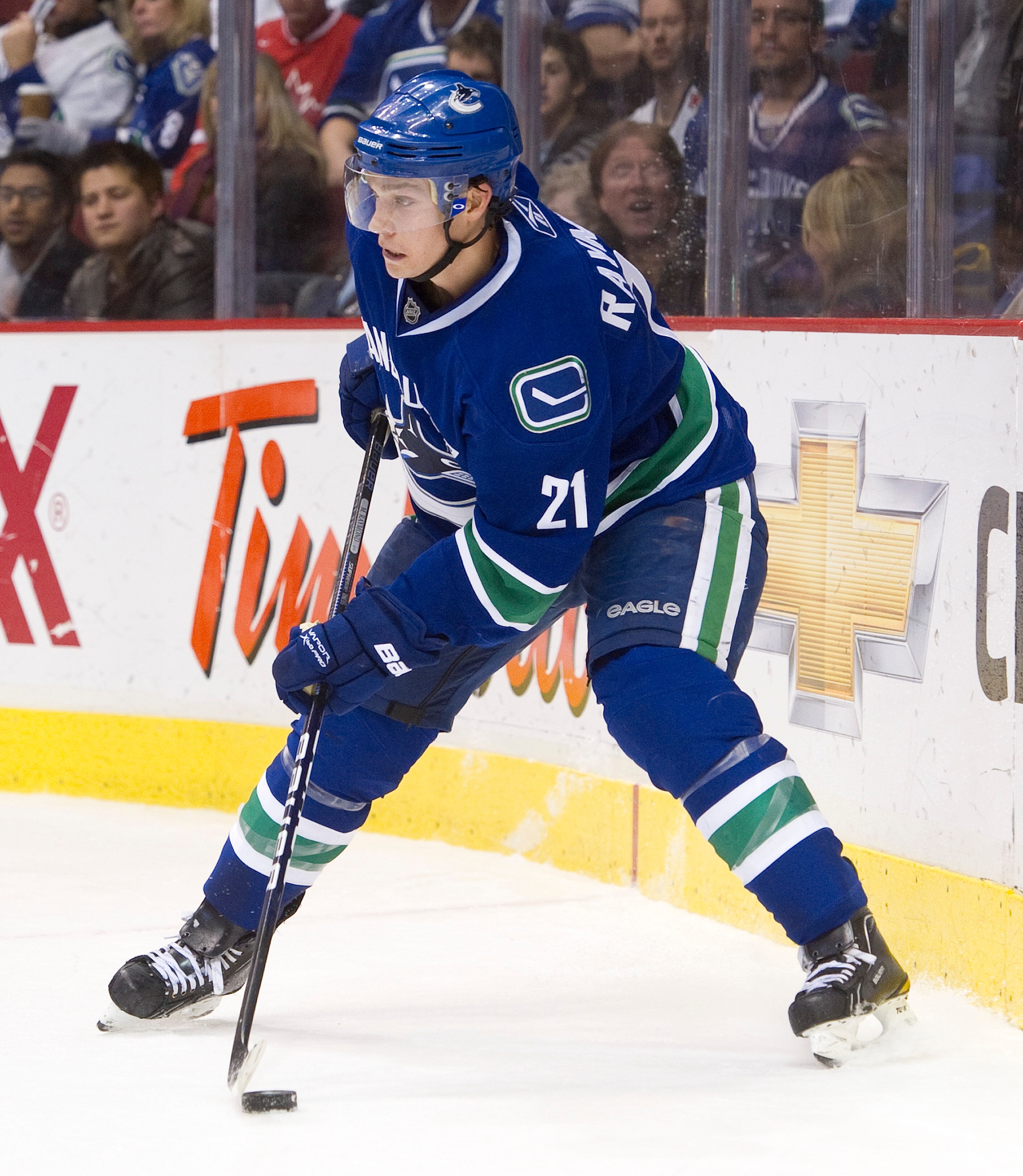 VANCOUVER, CANADA - NOVEMBER 24: Mason Raymond #21 of the Vancouver Canucks handles the puck during NHL action against the Colorado Avalanche on November 24, 2010 at Rogers Arena in Vancouver, British Columbia, Canada.  (Photo by Rich Lam/Getty Images)