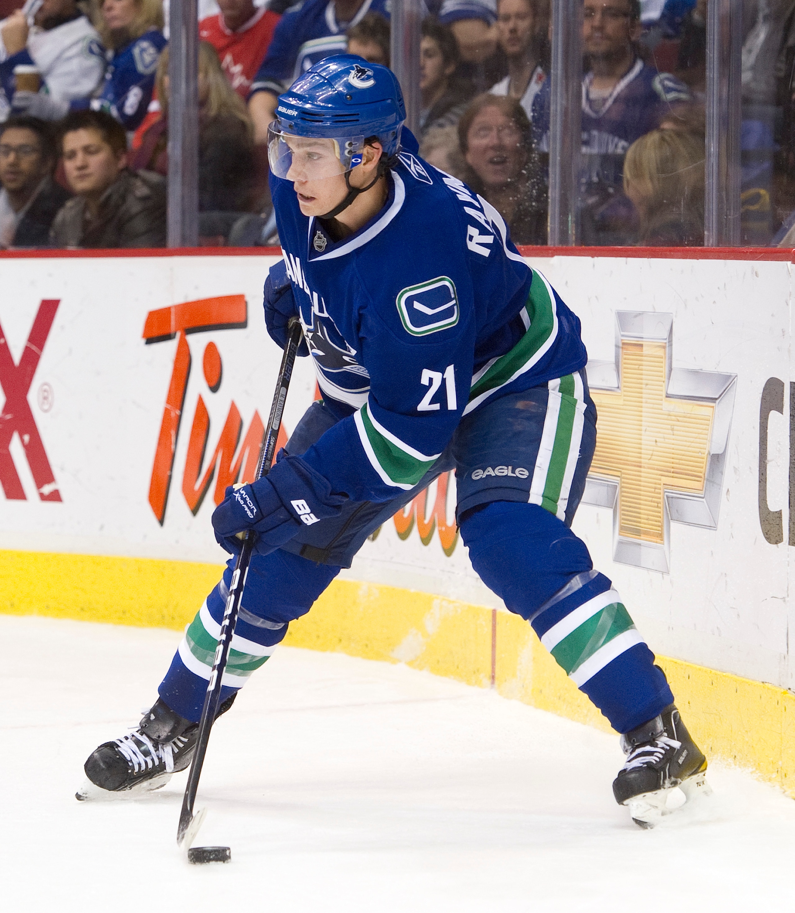 VANCOUVER, CANADA - NOVEMBER 24: Mason Raymond #21 of the Vancouver Canucks handles the puck during NHL action against the Colorado Avalanche on November 24, 2010 at Rogers Arena in Vancouver, British Columbia, Canada.  (Photo by Rich Lam/Getty Images)