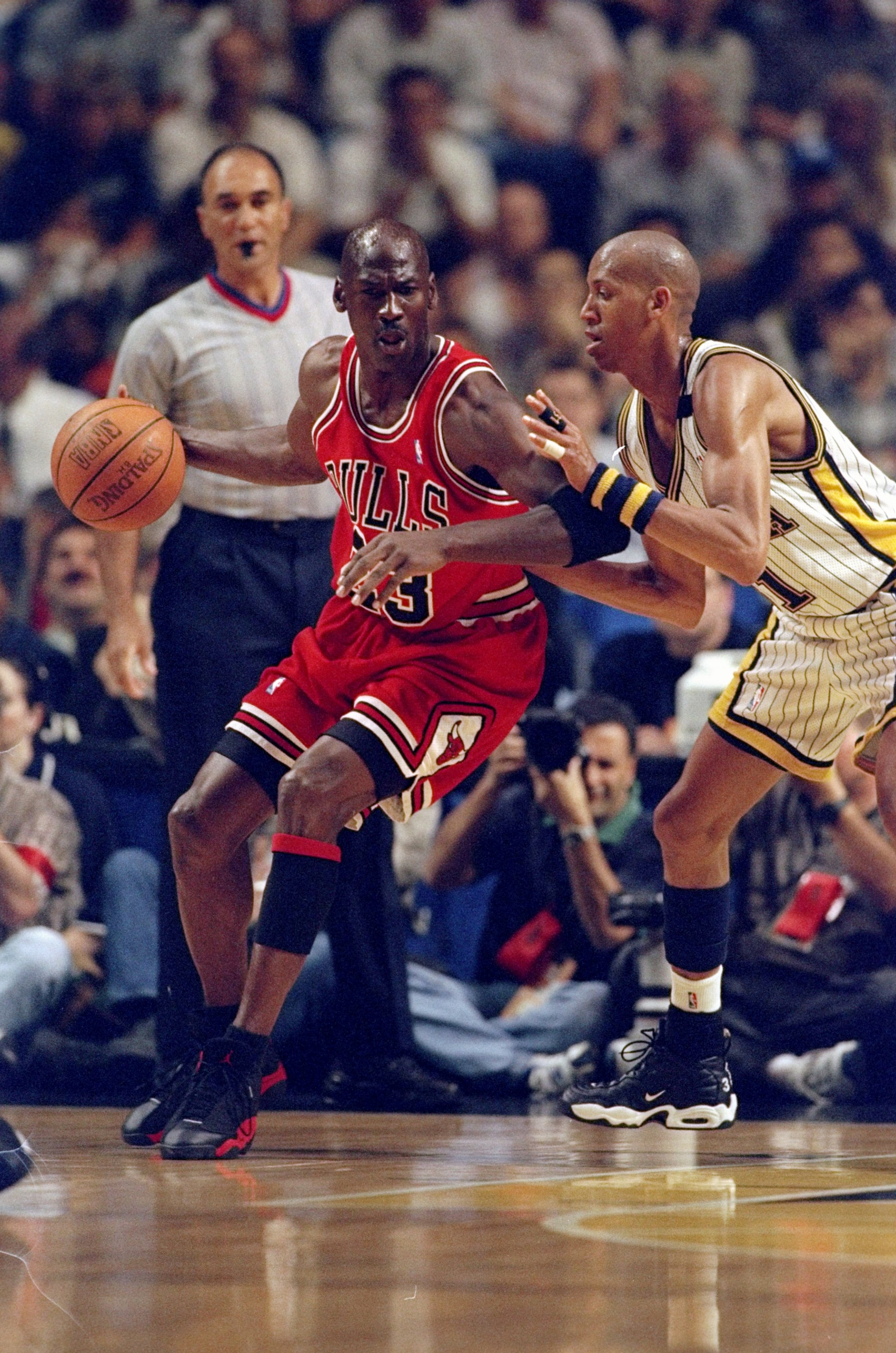 25 May, 1998:  Michael Jordan #23 of the Chicago Bulls dribbles as Reggie Miller #31 of the Indianapolis Pacers guards during the NBA Eastern Conference Finals at the Market Square Arena in Indianapolis, Indiana.  The Pacers defeated the Bulls 96-94. Mand