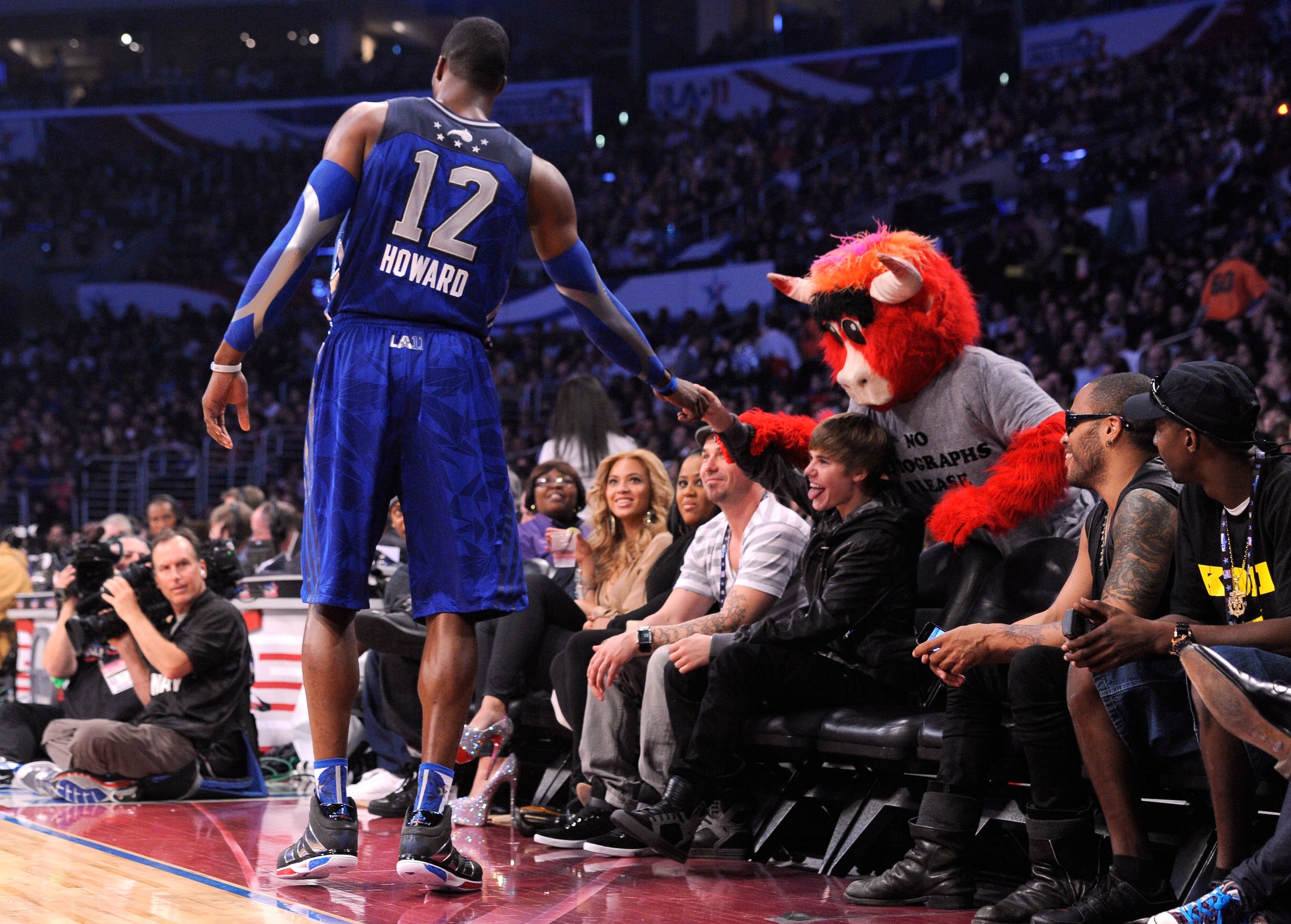 LOS ANGELES, CA - FEBRUARY 20:  (L-R) Dwight Howard #12 of the Orlando Magic and the Eastern Conference, singer Justin Bieber, and Chicago Bulls mascot 'Benny the Bull' courtside during the 2011 NBA All-Star game at Staples Center on February 20, 2011 in