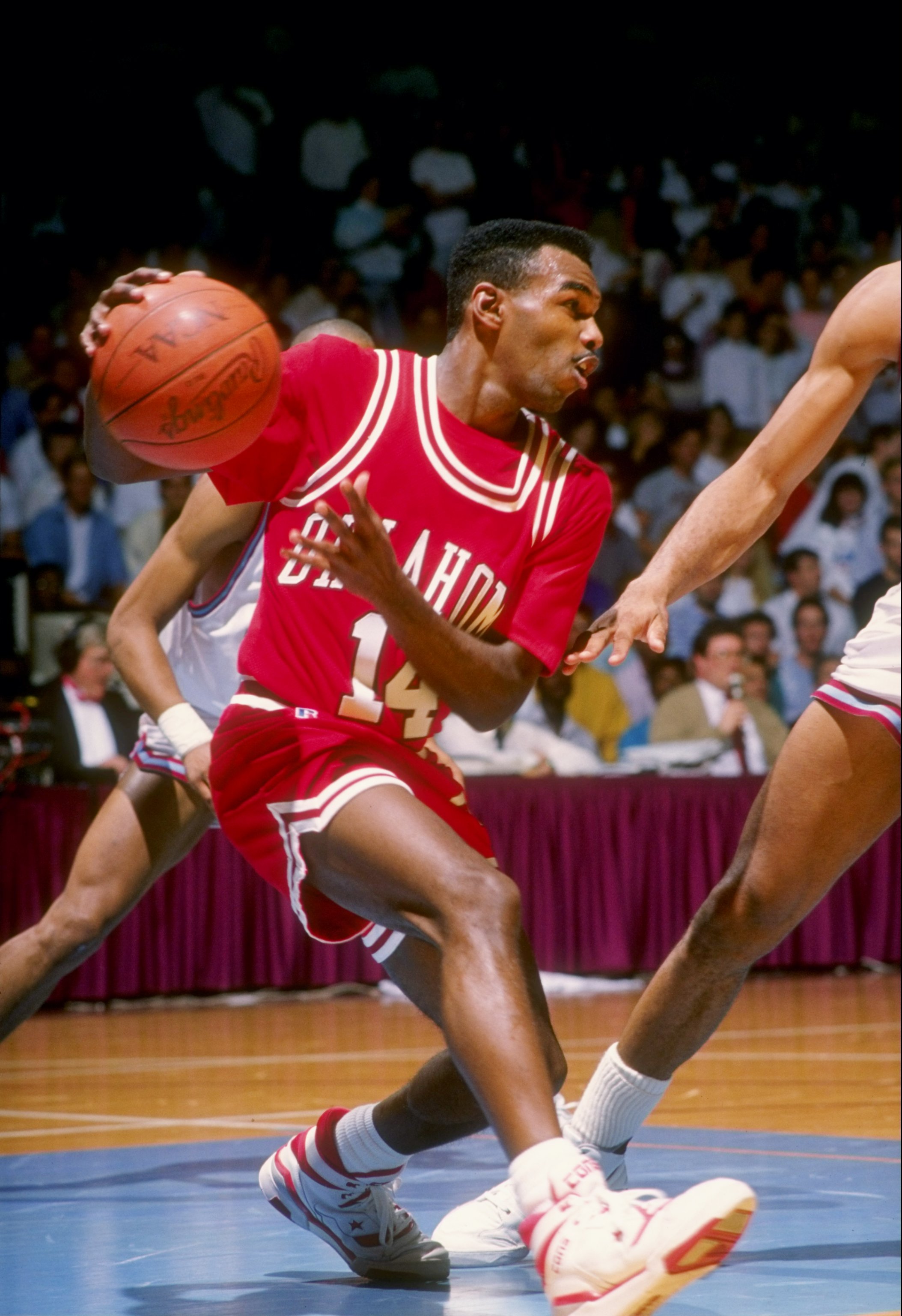 1989-1990: Terry Evans of the Oklahoma Sooners moves the ball during a game. Mandatory Credit: Mike Powell /Allsport