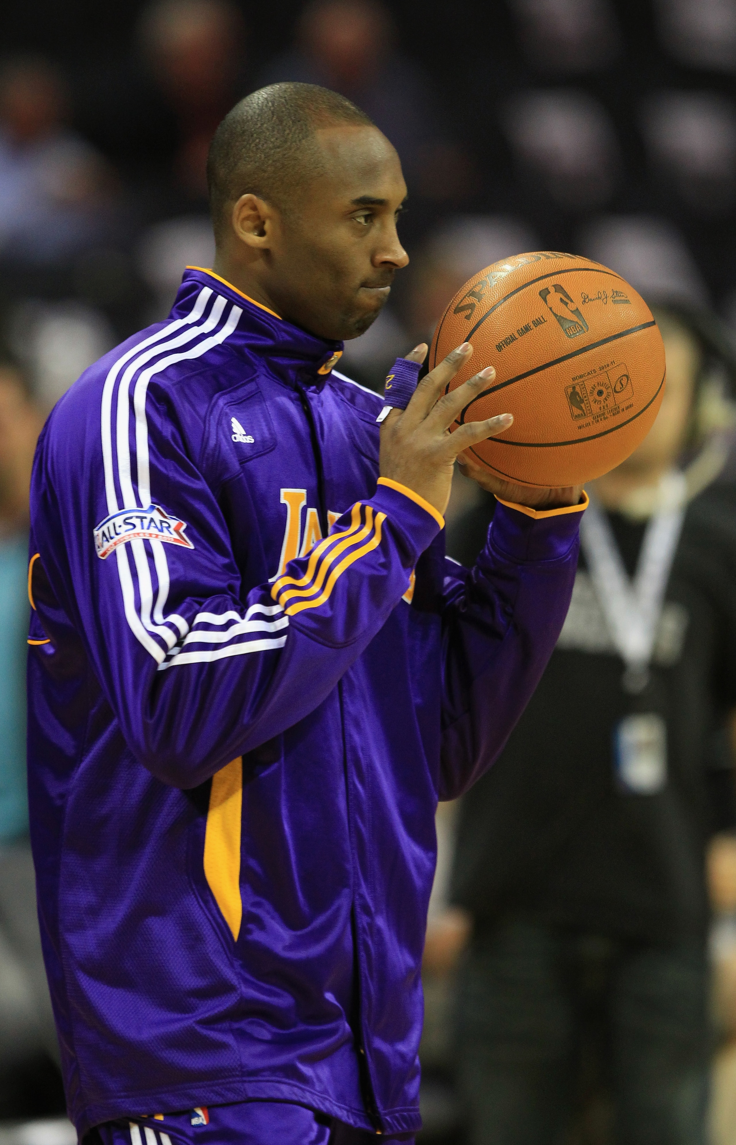 CHARLOTTE, NC - FEBRUARY 14:  Kobe Bryant #24 of the Los Angeles Lakers against the Charlotte Bobcats during their game at Time Warner Cable Arena on February 14, 2011 in Charlotte, North Carolina. NOTE TO USER: User expressly acknowledges and agrees that