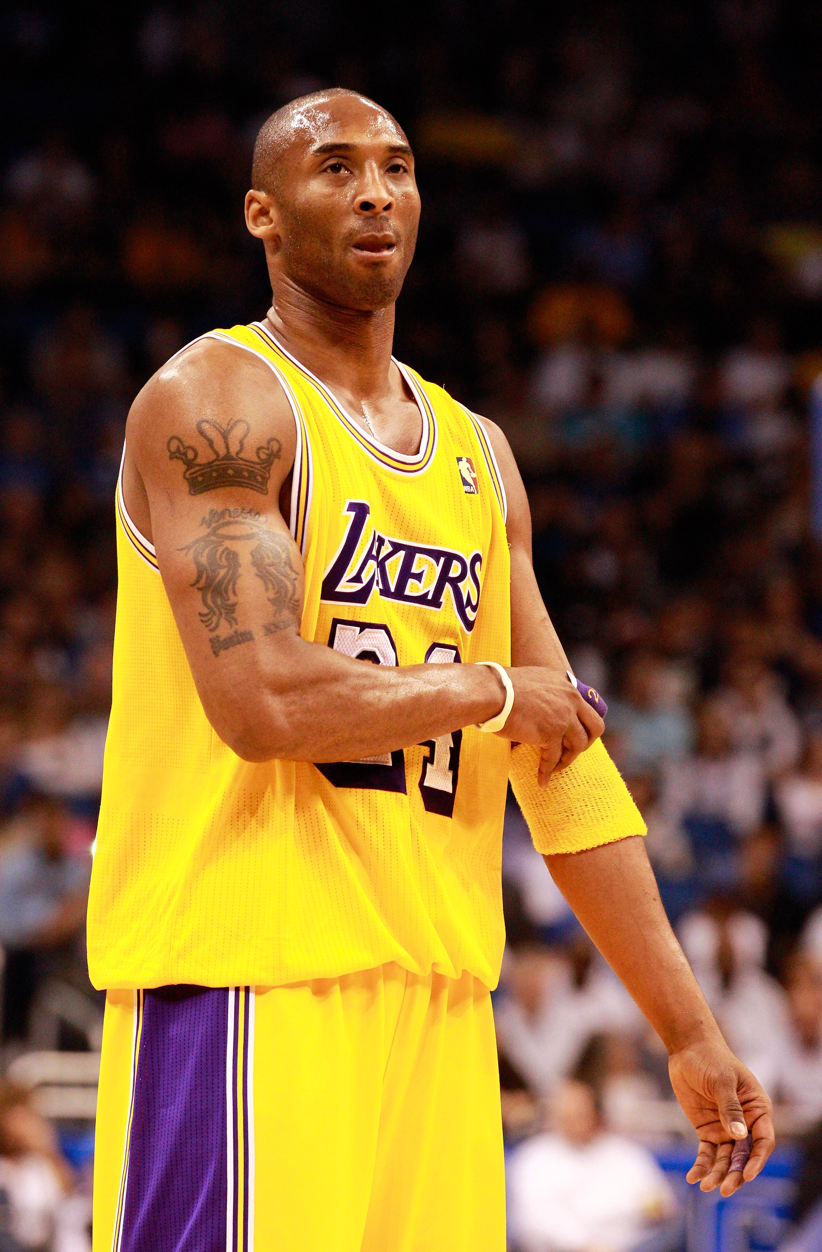 ORLANDO, FL - FEBRUARY 13:  Kobe Bryant #24 of the Los Angeles Lakers looks to the scoreboard during the game against the Orlando Magic at Amway Arena on February 13, 2011 in Orlando, Florida.  NOTE TO USER: User expressly acknowledges and agrees that, by