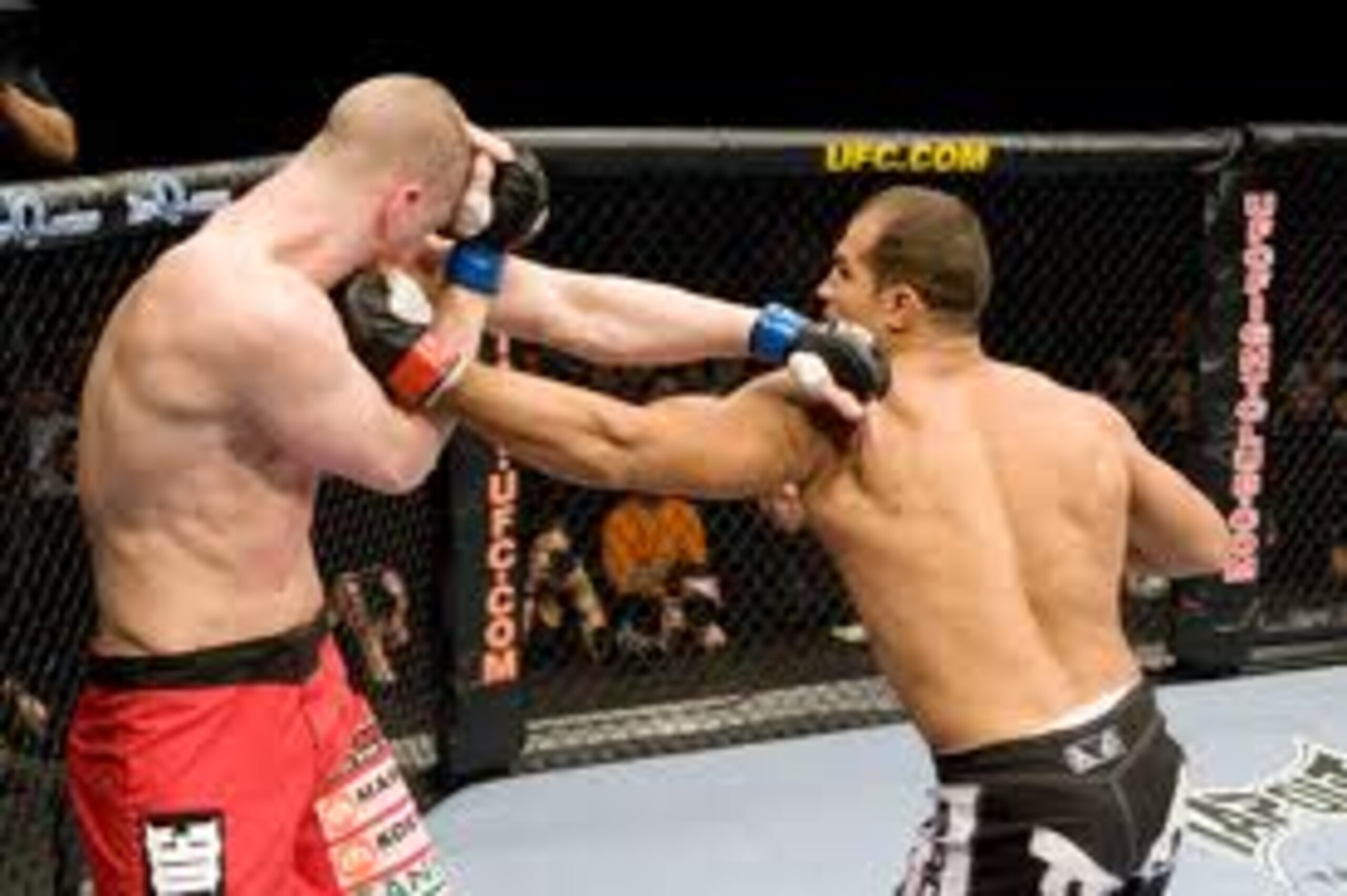 Junior dos Santos landing a vicious left hook on Stefan Struve Junior dos Santos landing a vicious left hook on Stefan Struve