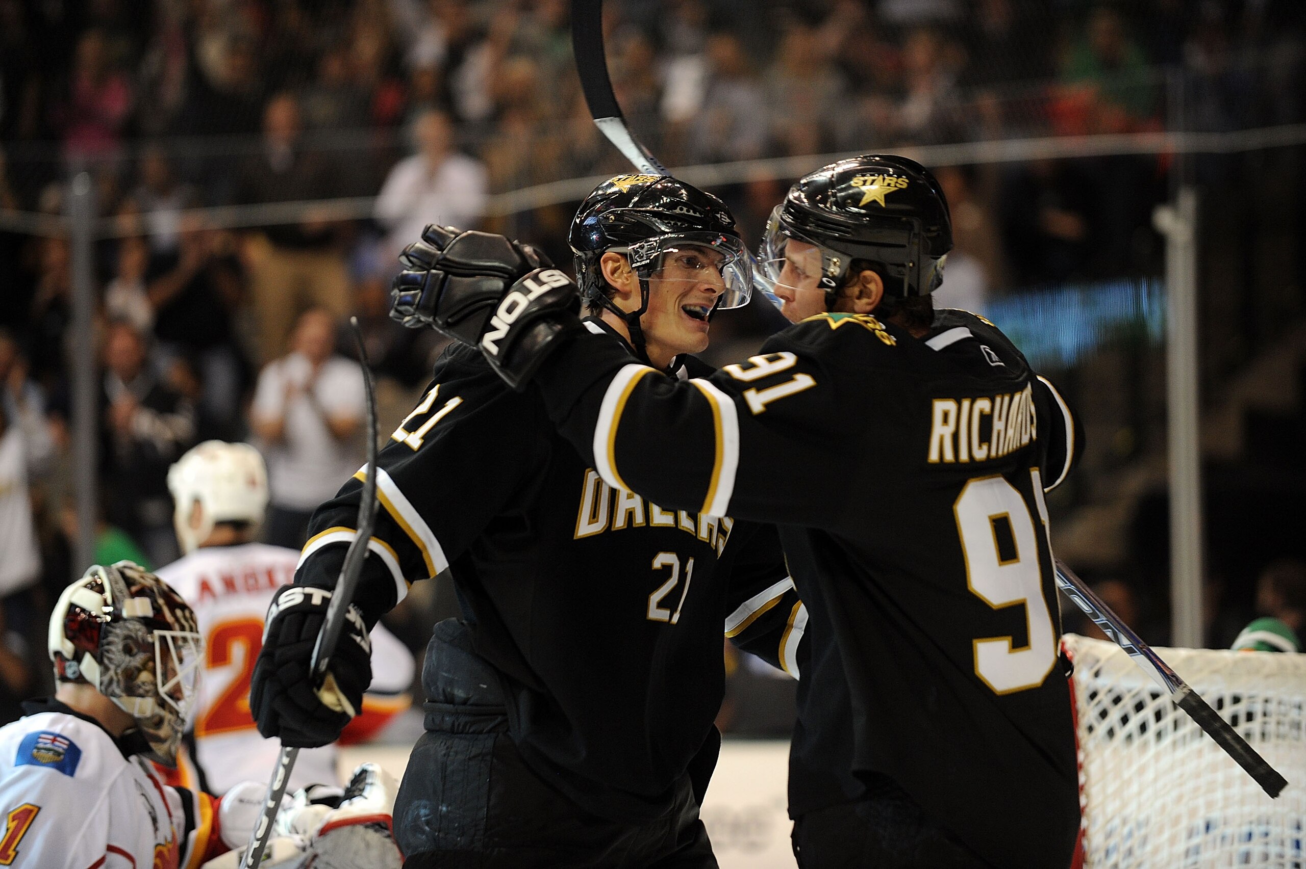DALLAS - NOVEMBER 04: Left wing Loui Eriksson #21 of the Dallas Stars celebrates his goal with Brad Richards #91 against the Calgary Flames at American Airlines Center on November 4, 2009 in Dallas, Texas. (Photo by Ronald Martinez/Getty Images)