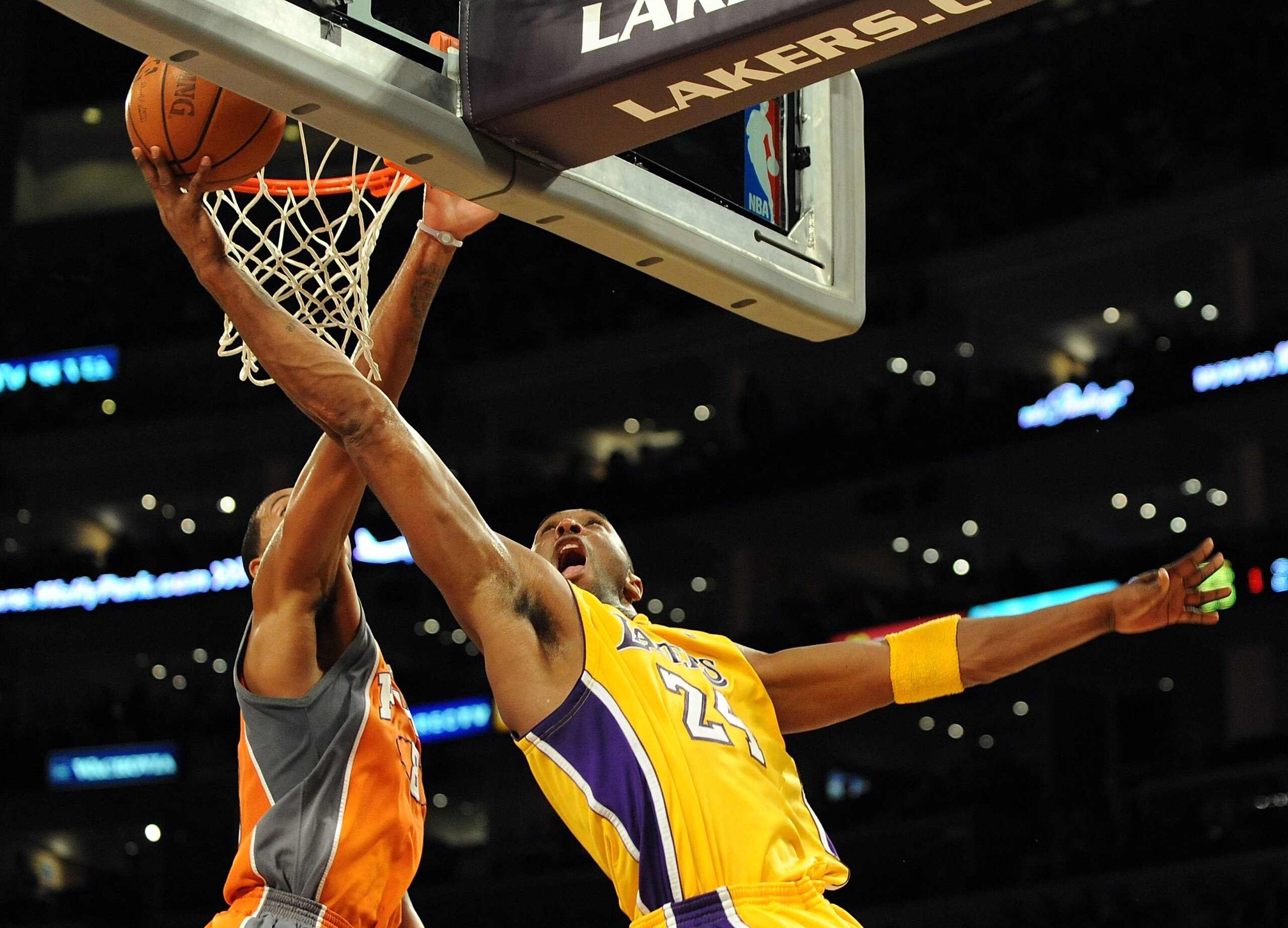 LOS ANGELES, CA - NOVEMBER 12:  Kobe Bryant #24 of the Los Angeles Lakers attempts a layup in front of Channing Frye #8 of the Phoenix Suns during the first half at Staples Center on November 12, 2009 in Los Angeles, California.  (Photo by Harry How/Getty