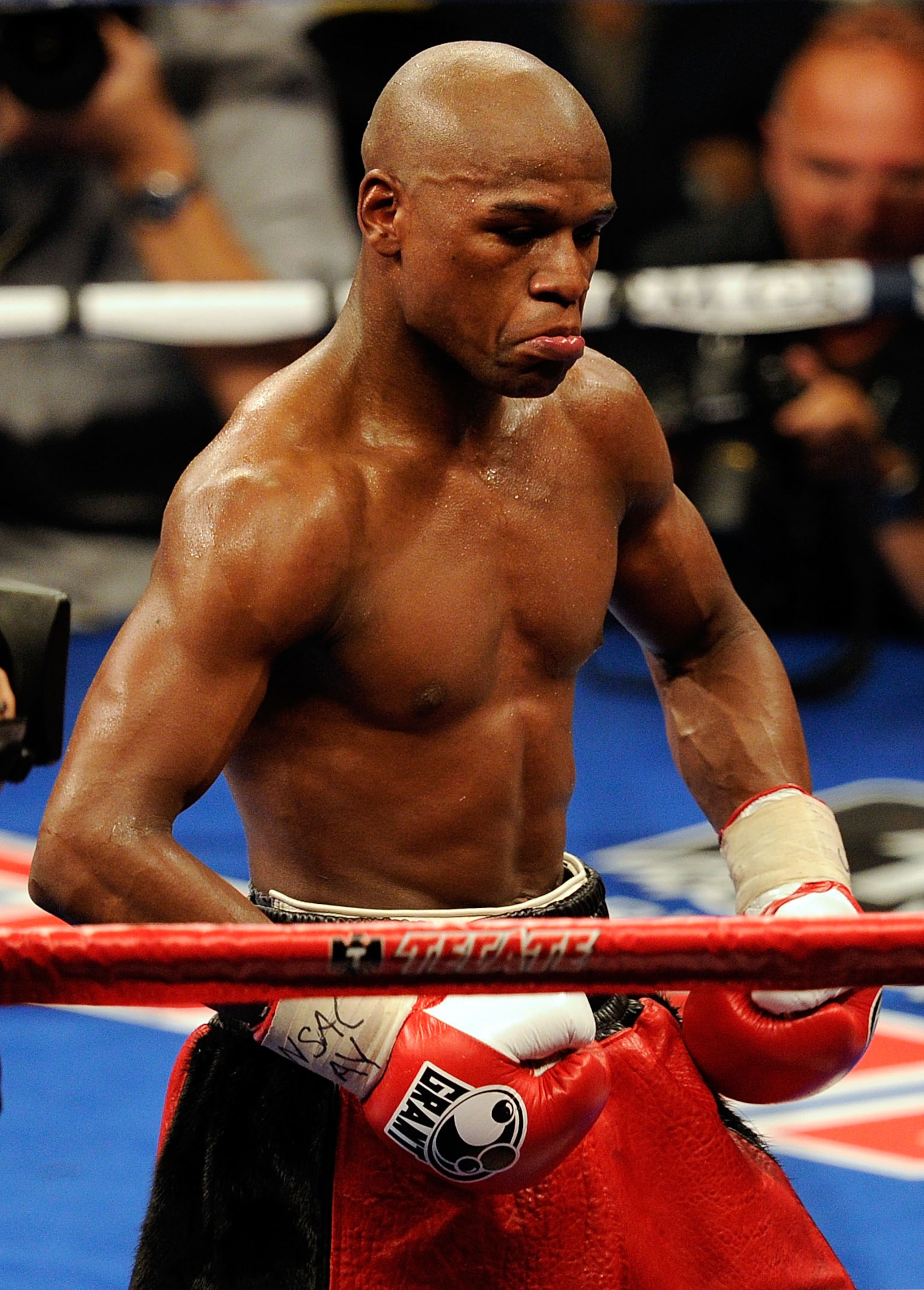 LAS VEGAS - MAY 01:  Floyd Mayweather Jr. flexes after a round against Shane Mosley during the welterweight fight at the MGM Grand Garden Arena on May 1, 2010 in Las Vegas, Nevada.  (Photo by Ethan Miller/Getty Images)