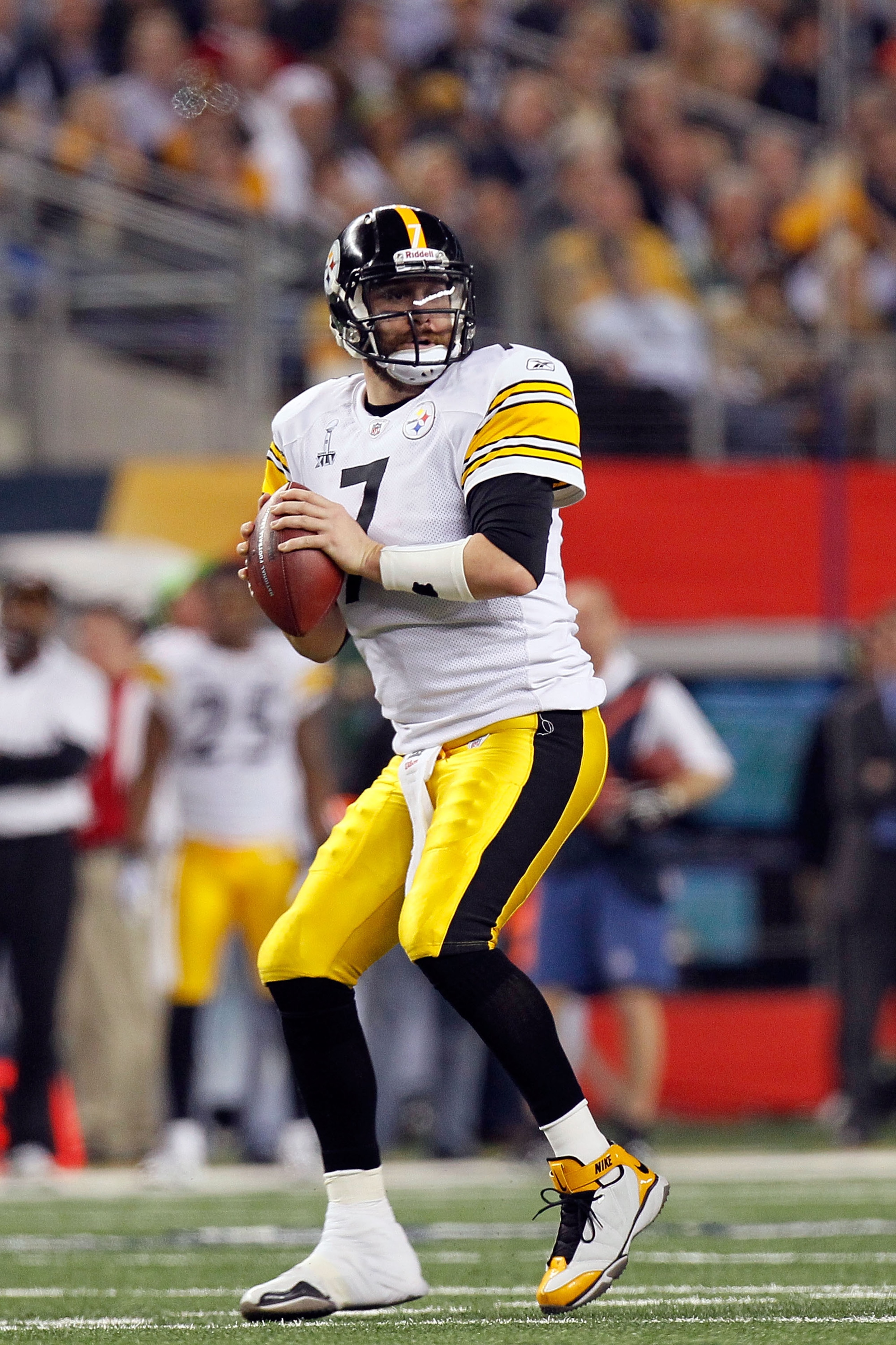ARLINGTON, TX - FEBRUARY 06:  Quarterback Ben Roethlisberger #7 of the Pittsburgh Steelers looks to pass against the Green Bay Packers during Super Bowl XLV at Cowboys Stadium on February 6, 2011 in Arlington, Texas. The Packers won 31-25. (Photo by Kevin