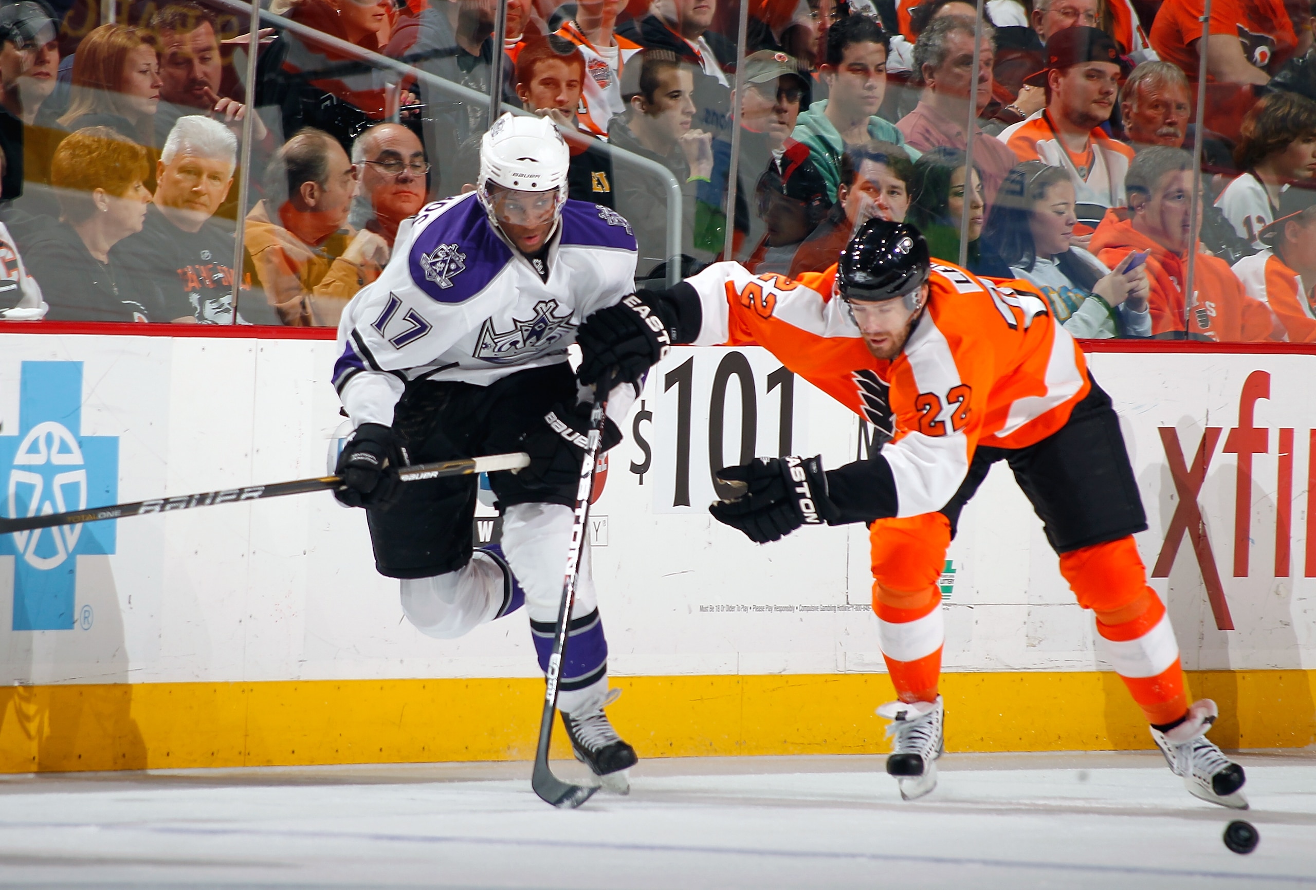 PHILADELPHIA - FEBRUARY 13:  Wayne Simmonds #17 of the Los Angeles Kings in action during a game against the Philadelphia Flyers on February 13, 2011 at the Wells Fargo Center in Philadelphia, Pennsylvania.  (Photo by Lou Capozzola/Getty Images)