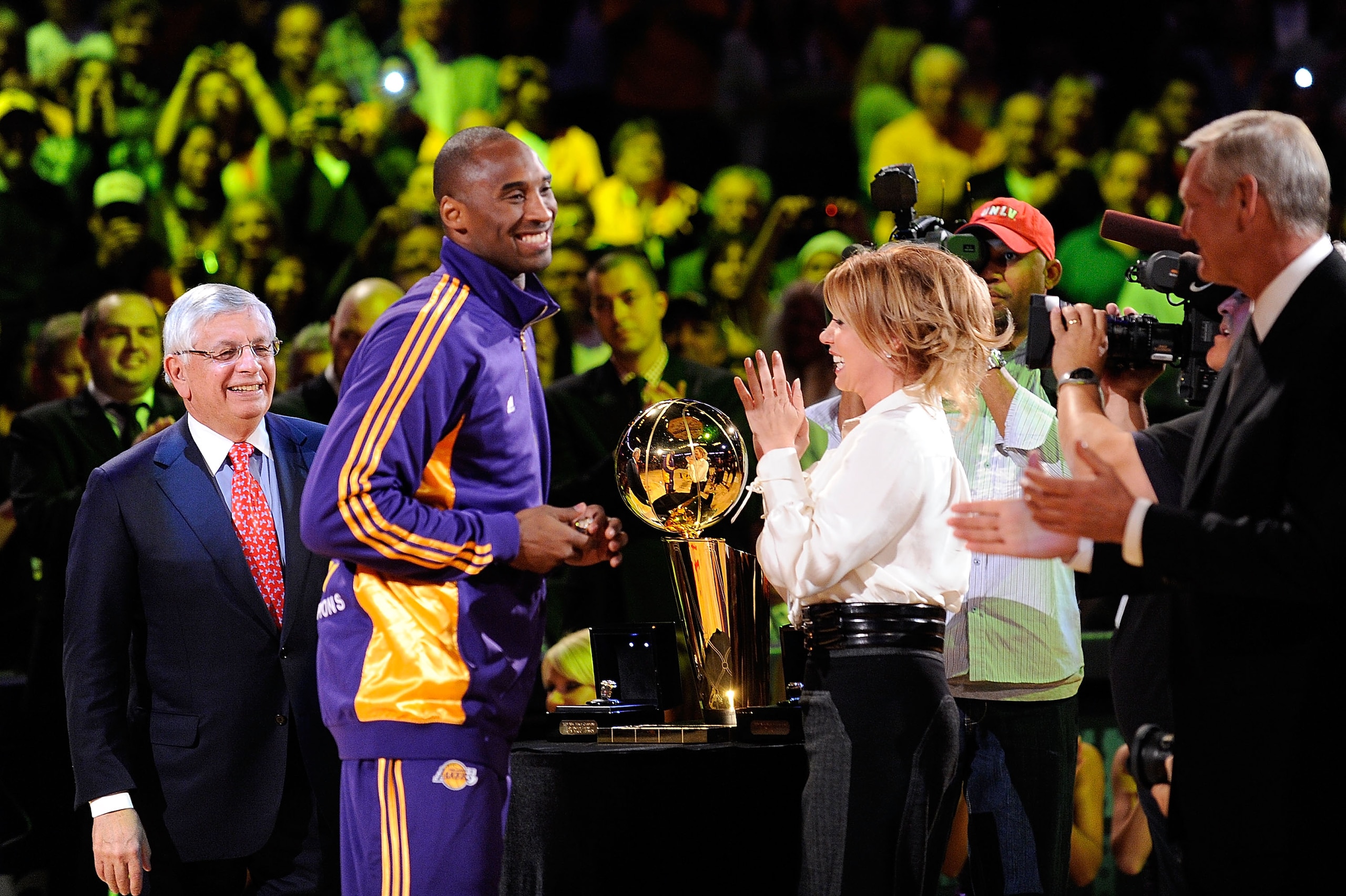 LOS ANGELES, CA - OCTOBER 27:  Kobe Bryant #24 of the Los Angeles Lakers receives his championship ring from Executive Vice President of Business Operations Jeanie Buss before the season opening game against the Los Angeles Clippers at Staples Center on O