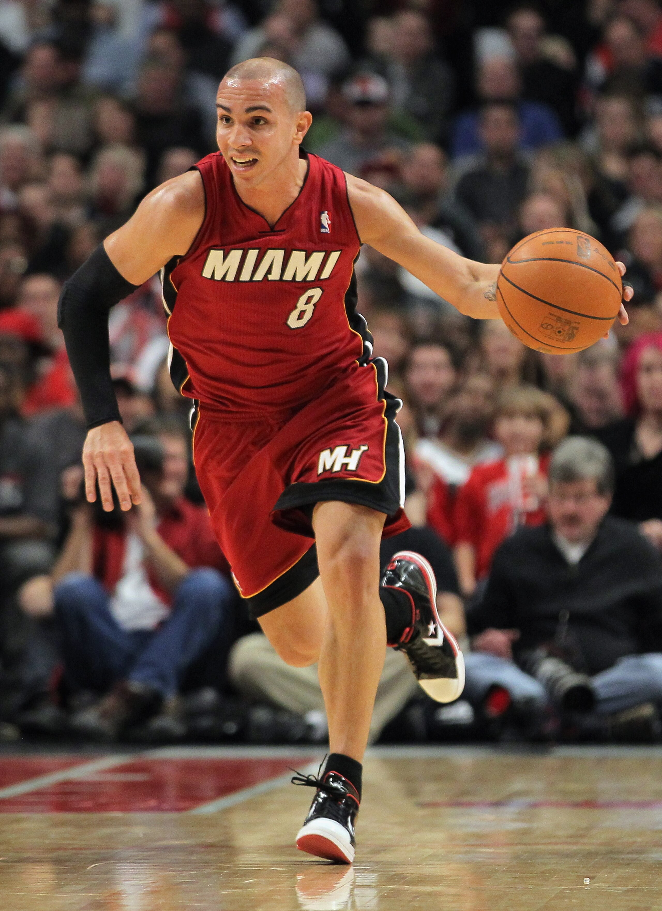 CHICAGO, IL - JANUARY 15: Carlos Arroyo #8 of the Miami Heat drives the ball against the Chicago Bulls at the United Center on January 15, 2011 in Chicago, Illinois. The Bulls defeated the Heat 99-96. NOTE TO USER: User expressly acknowledges and agrees CHICAGO, IL - JANUARY 15: Carlos Arroyo #8 of the Miami Heat drives the ball against the Chicago Bulls at the United Center on January 15, 2011 in Chicago, Illinois. The Bulls defeated the Heat 99-96. NOTE TO USER: User expressly acknowledges and agrees