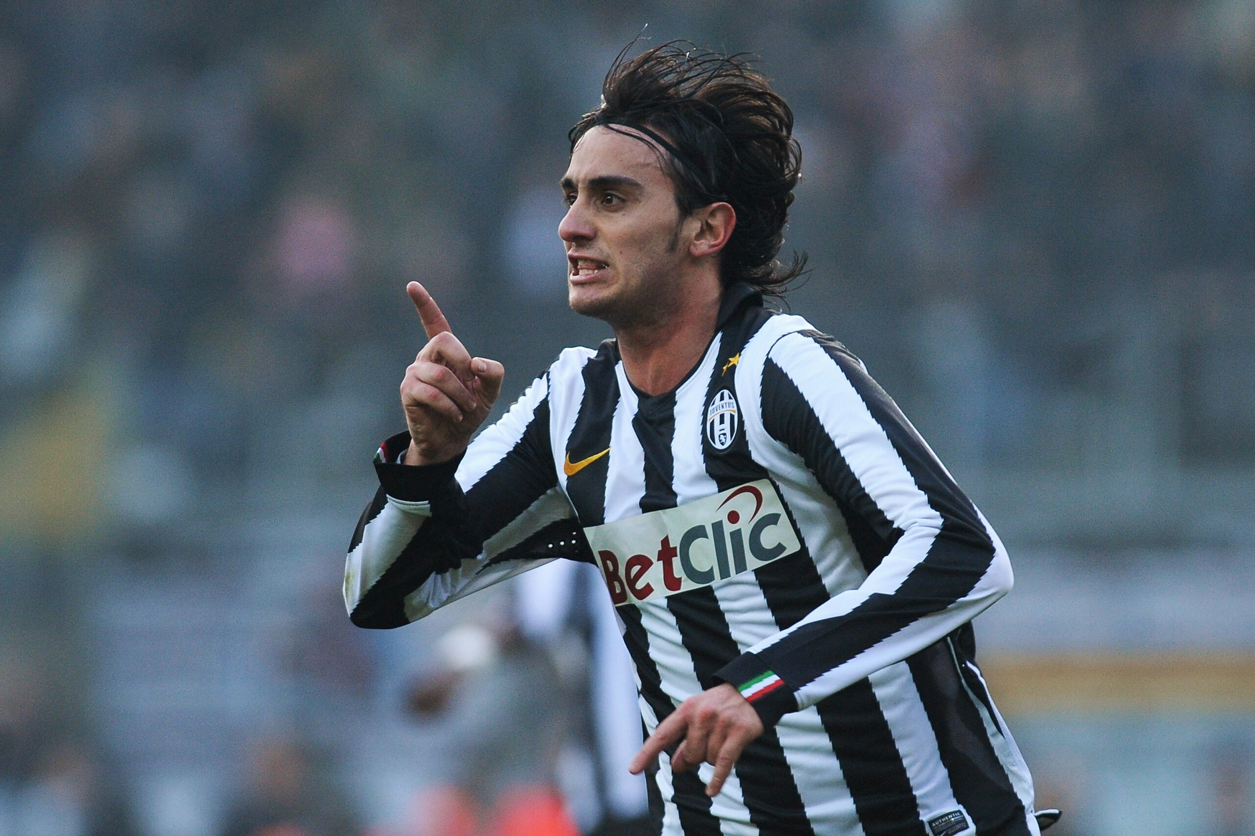 TURIN, ITALY - JANUARY 16:  Alberto Aquilani of Juventus FC celebrates after scoring a goal during the Serie A match between Juventus FC and AS Bari at Olimpico Stadium on January 16, 2011 in Turin, Italy.  (Photo by Valerio Pennicino/Getty Images)