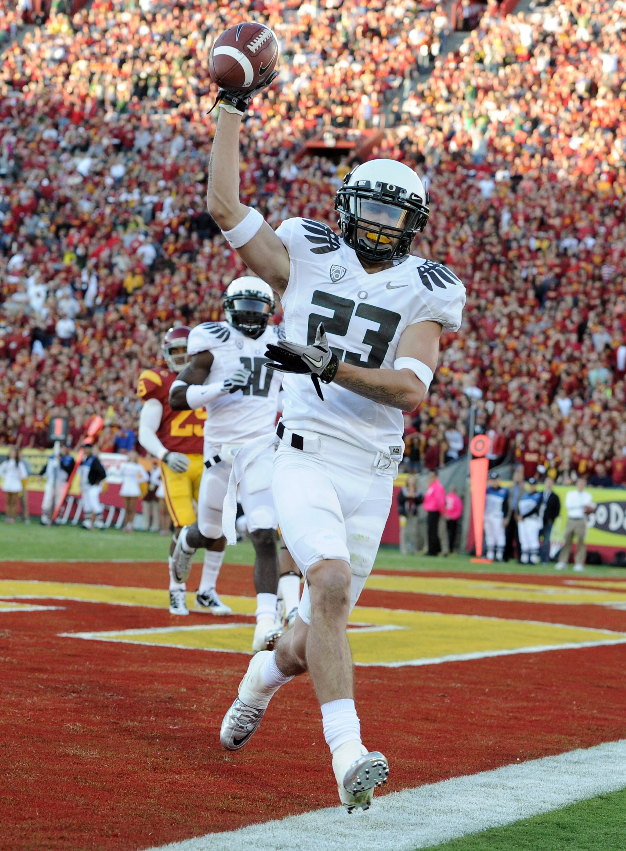 LOS ANGELES, CA - OCTOBER 30:  Jeff Maehl #23 of the Oregon Ducks celebrates his catch for a touchdown against the USC Trojans for a 7-3 lead during the first quarter at Los Angeles Memorial Coliseum on October 30, 2010 in Los Angeles, California.  (Photo