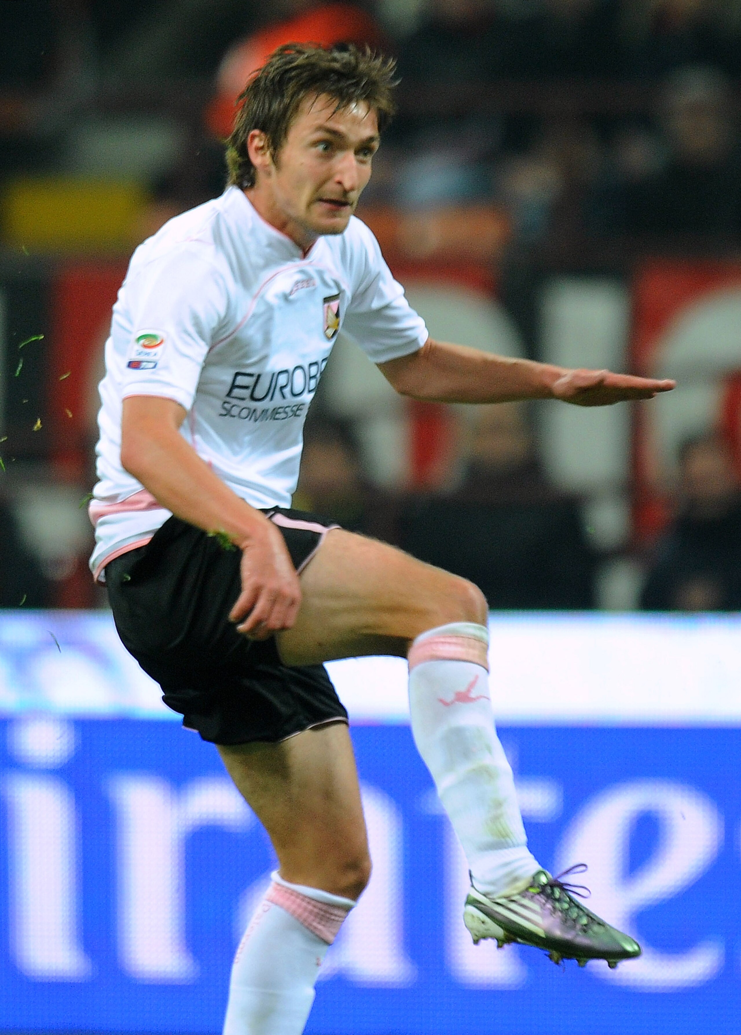 MILAN, ITALY - NOVEMBER 10:  Armin Bacinovic of Palermo scores the equalising goal during the Serie A match between AC Milan and US Citta di Palermo at Stadio Giuseppe Meazza on November 10, 2010 in Milan, Italy.  (Photo by Tullio M. Puglia/Getty Images)
