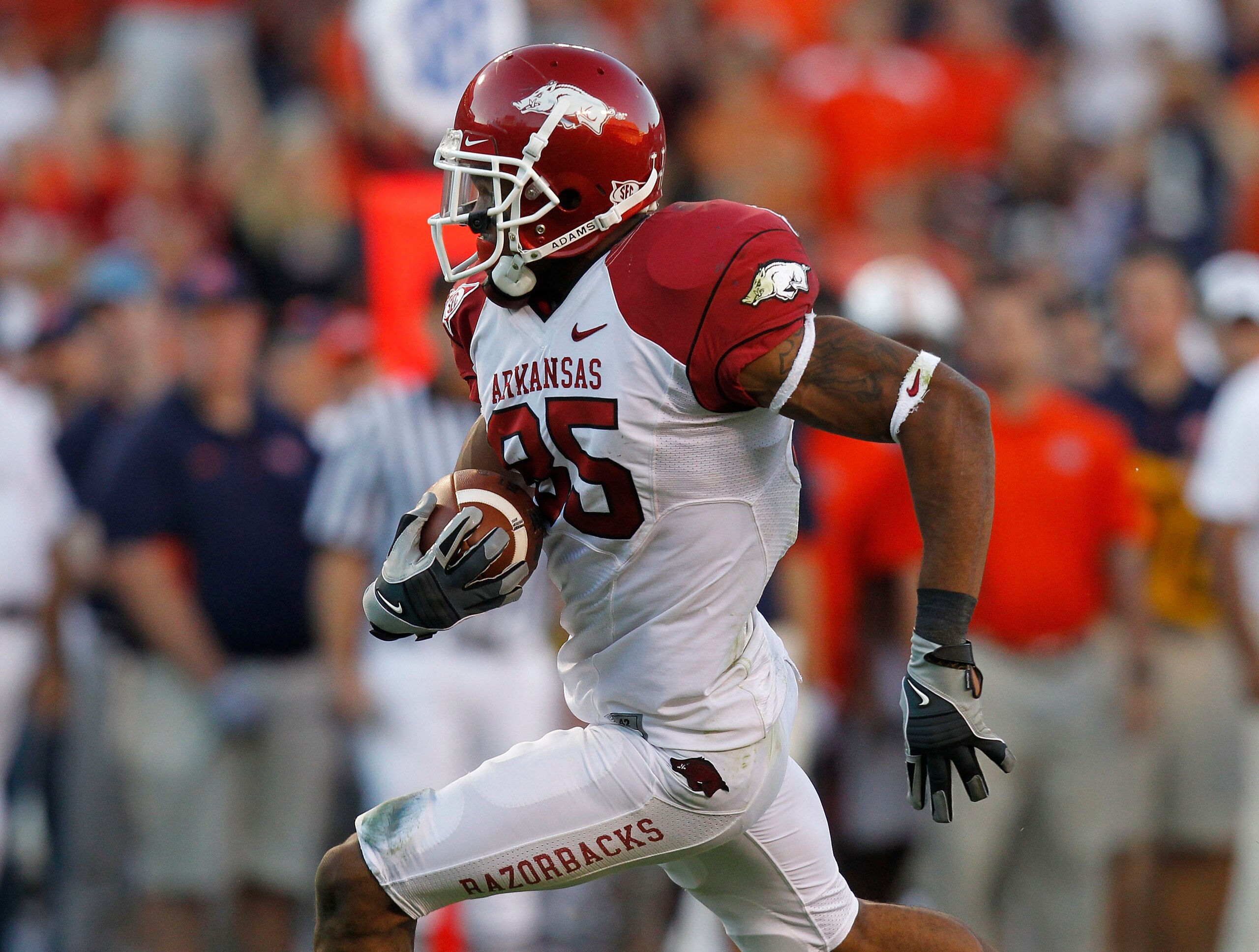 AUBURN - OCTOBER 16:  Wide receiver Greg Childs #85 of the Arkansas Razorbacks makes a reception and runs for a touchdown in the fourth quarter during the game against the Auburn Tigers at Jordan-Hare Stadium on October 16, 2010 in Auburn, Alabama.  The T