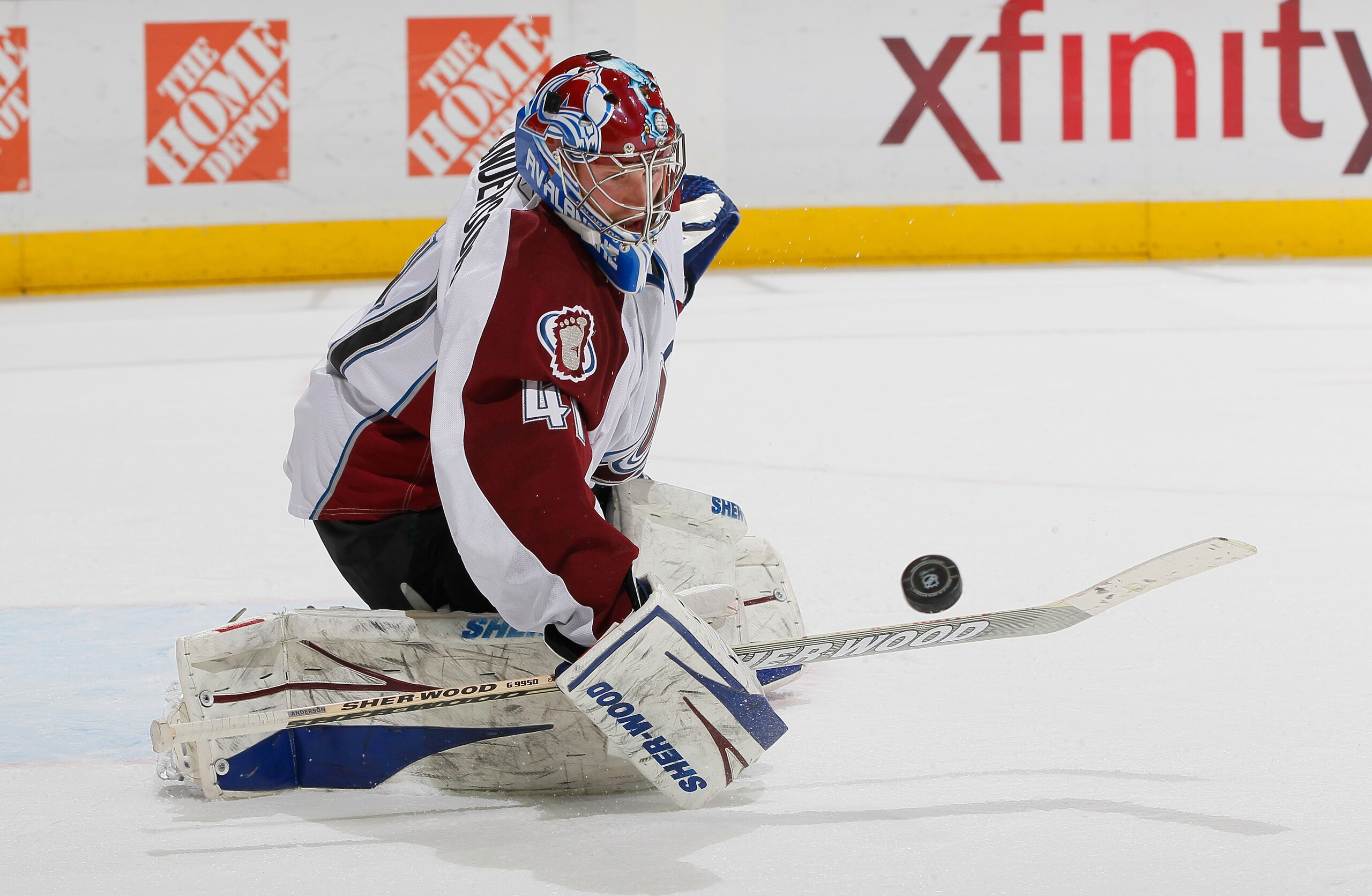 ATLANTA, GA - DECEMBER 10:  Goaltender Craig Anderson #41 of the Colorado Avalanche saves a shot on goal in the final seconds against the Atlanta Thrashers at Philips Arena on December 10, 2010 in Atlanta, Georgia.  (Photo by Kevin C. Cox/Getty Images)