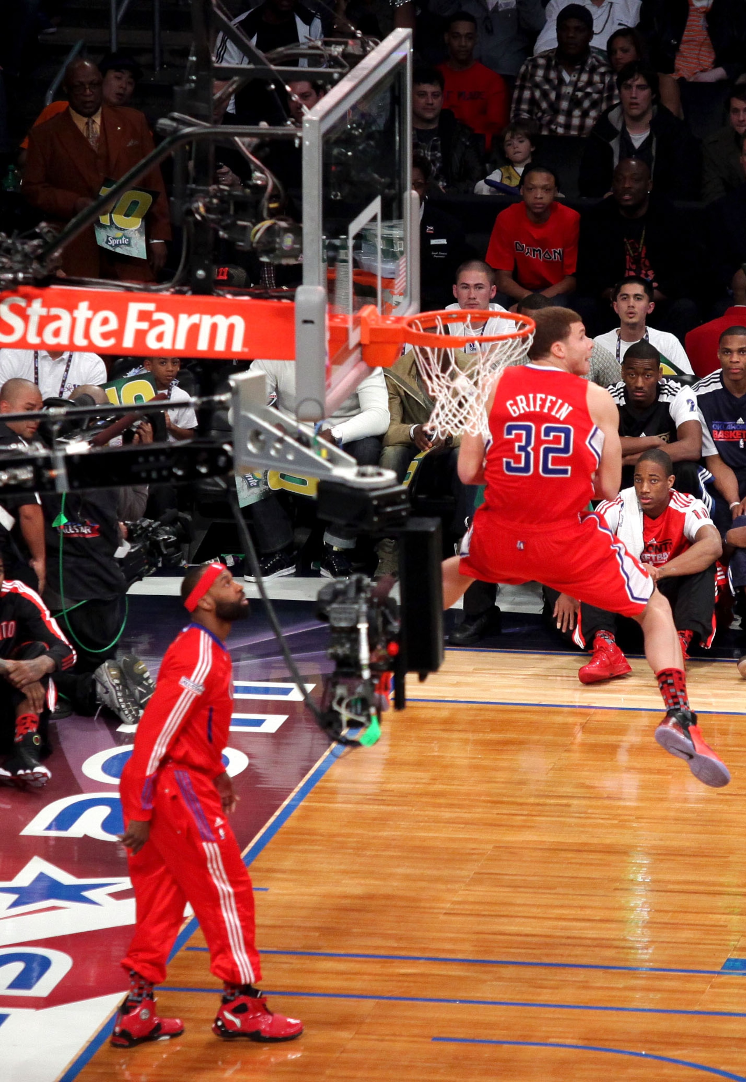 LOS ANGELES, CA - FEBRUARY 19:  Blake Griffin #32 of the Los Angeles Clippers dunks the ball over a car in the final round of the Sprite Slam Dunk Contest apart of NBA All-Star Saturday Night at Staples Center on February 19, 2011 in Los Angeles, Californ