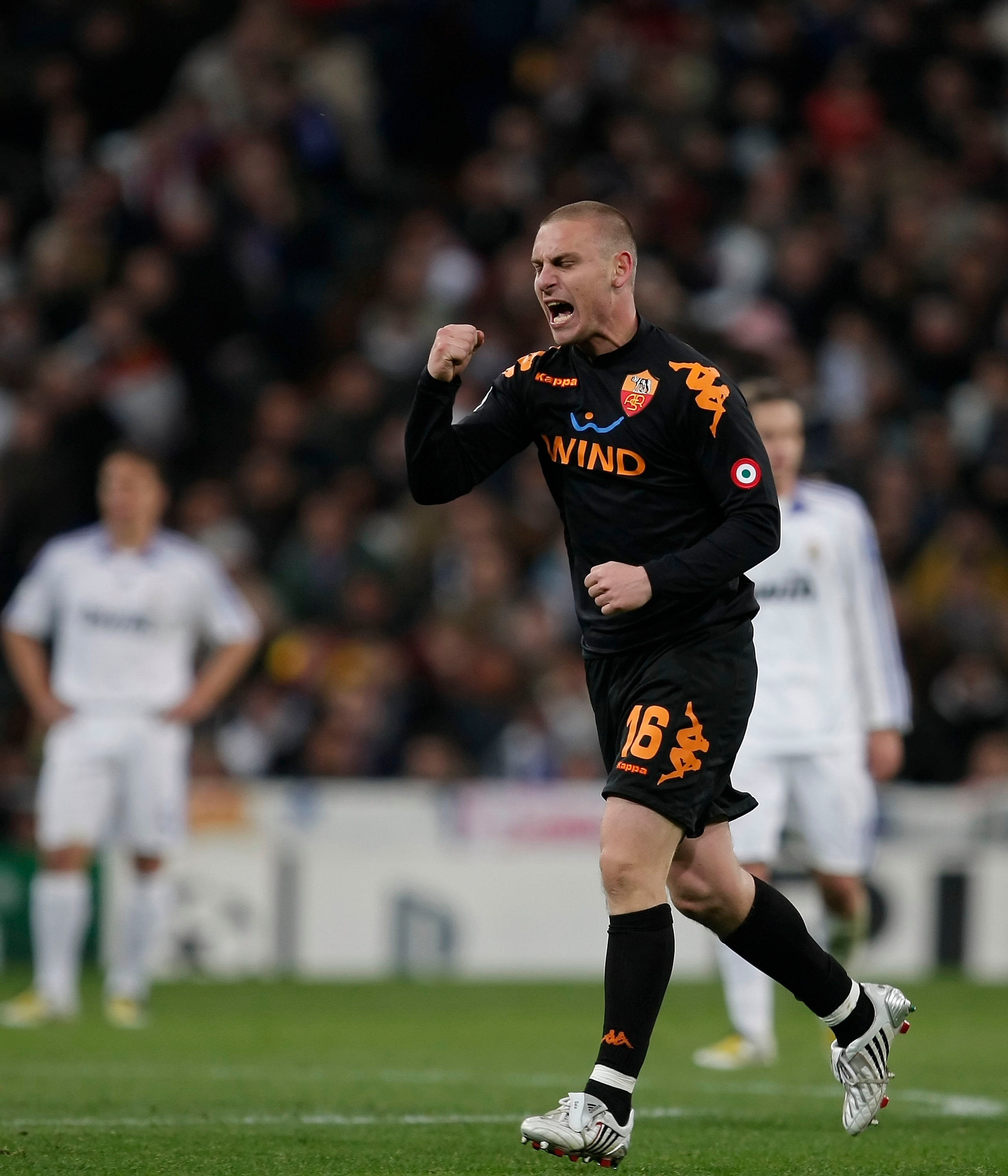 MADRID, SPAIN - MARCH 05: Daniele De Rossi (C) of Roma celebrates after his team scored their second goal against Real Madrid in the UEFA Champions League first knockout round, second leg match between Real Madrid and AS Roma at the Santiago Bernabeu sta MADRID, SPAIN - MARCH 05: Daniele De Rossi (C) of Roma celebrates after his team scored their second goal against Real Madrid in the UEFA Champions League first knockout round, second leg match between Real Madrid and AS Roma at the Santiago Bernabeu sta