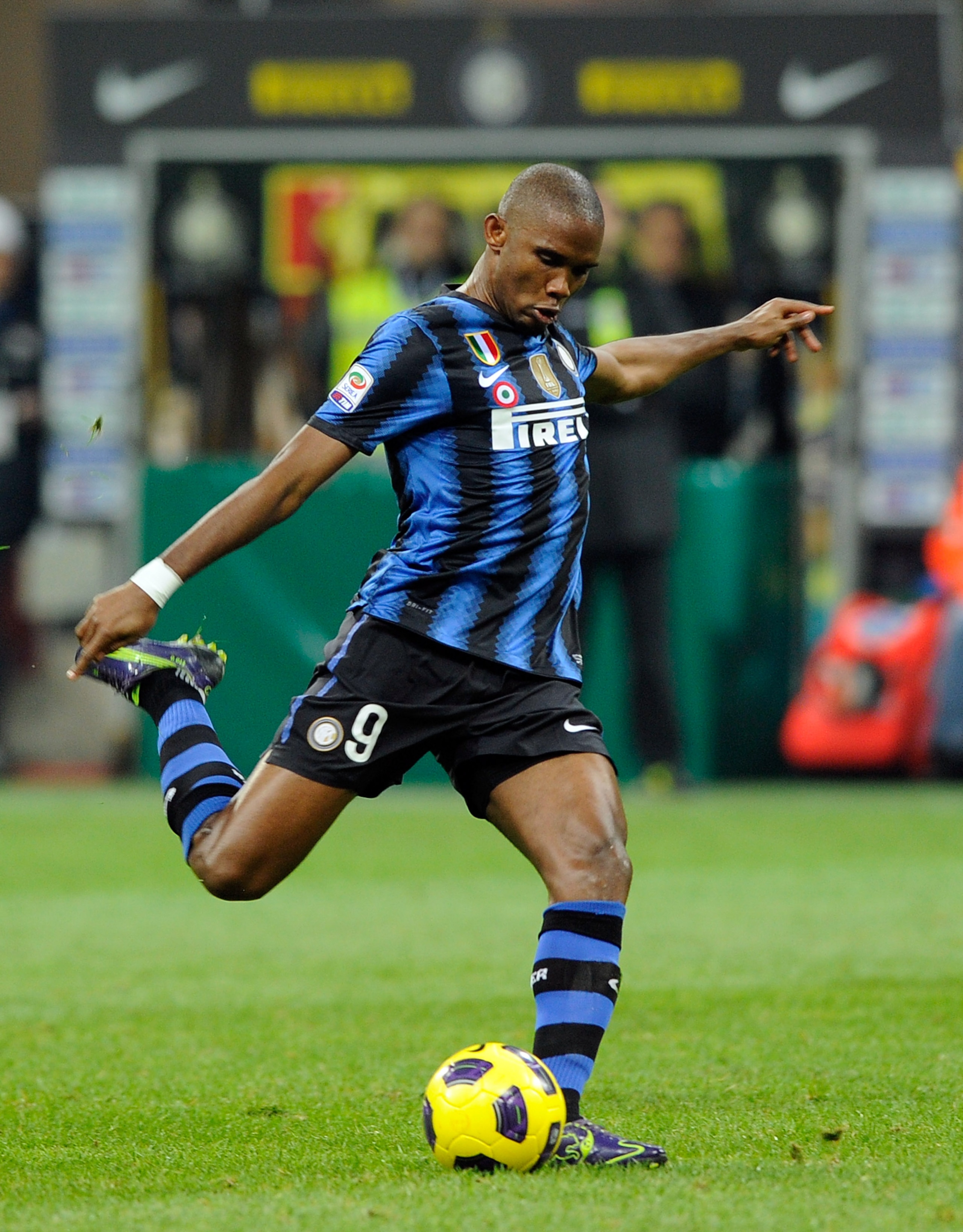 MILAN, ITALY - FEBRUARY 19:  Samuel Eto'o of FC Inter Milan in action during the Serie A match between FC Internazionale Milano and Cagliari Calcio at Stadio Giuseppe Meazza on February 19, 2011 in Milan, Italy.  (Photo by Claudio Villa/Getty Images)