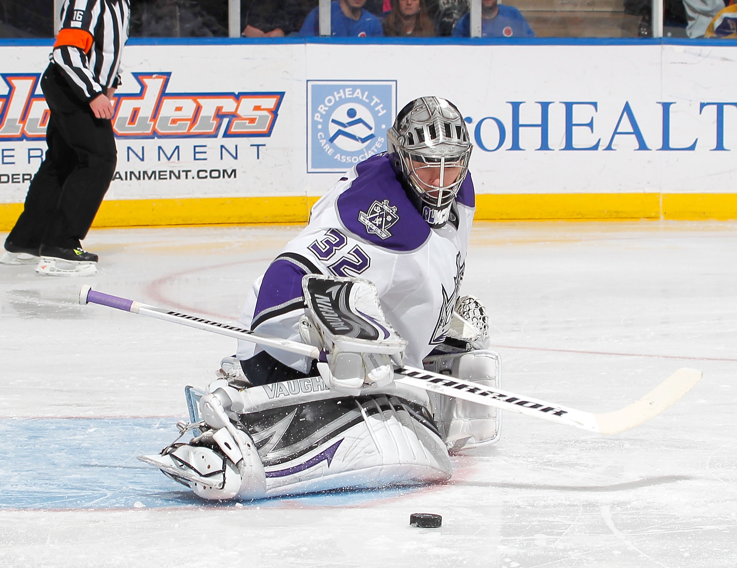 UNIONDALE, NY - FEBRUARY 19: Goalie Jonathan Quick #32 of the Los Angeles Kings makes a save against the New York Islanders during the second period of an NHL hockey game at the Nassau Coliseum on February 19, 2011 in Uniondale, New York. (Photo by Paul UNIONDALE, NY - FEBRUARY 19: Goalie Jonathan Quick #32 of the Los Angeles Kings makes a save against the New York Islanders during the second period of an NHL hockey game at the Nassau Coliseum on February 19, 2011 in Uniondale, New York. (Photo by Paul