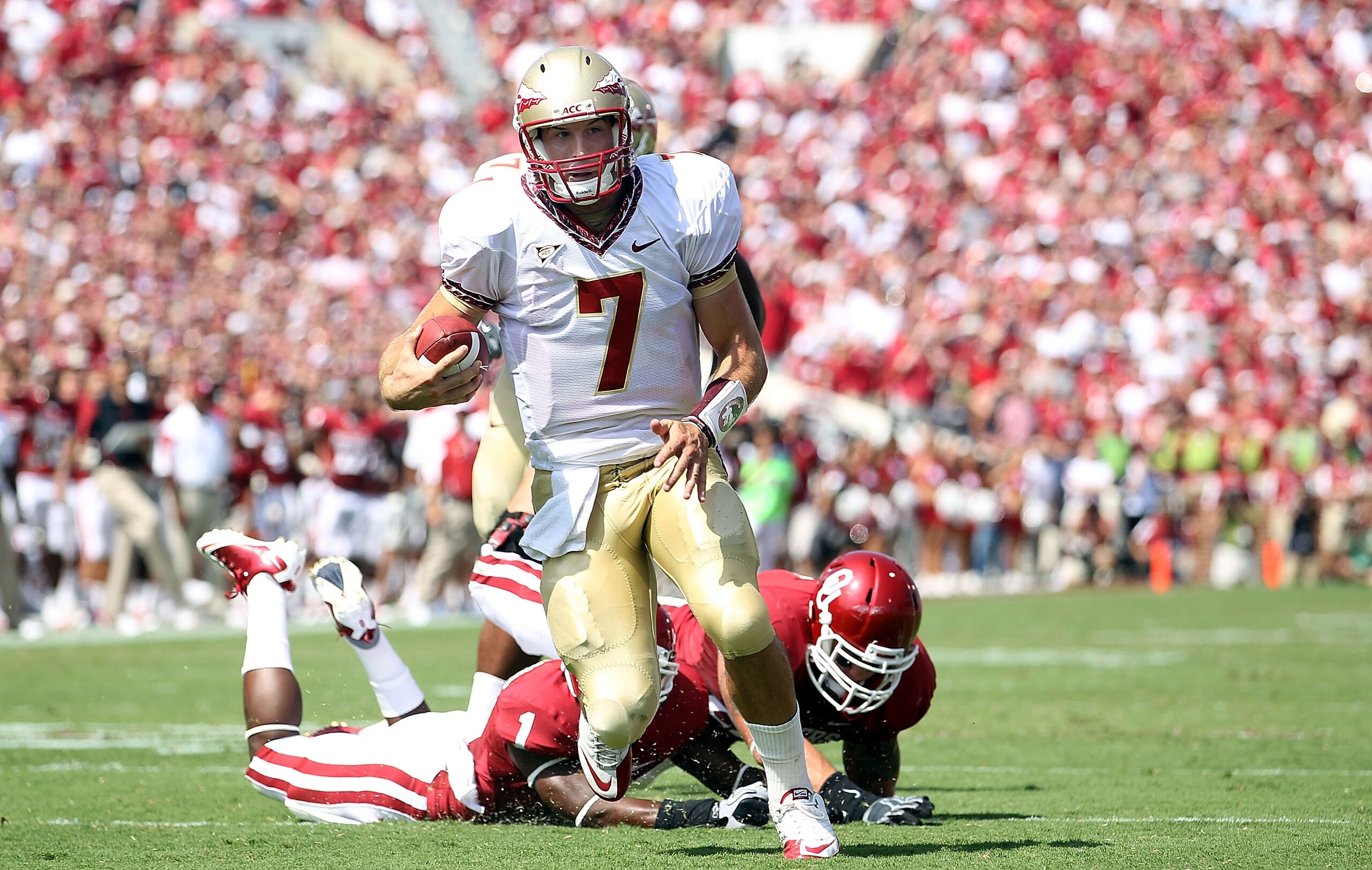 NORMAN, OK - SEPTEMBER 11:  Quarterback Christian Ponder #7 of the Florida State Seminoles runs the ball against the Oklahoma Sooners at Gaylord Family Oklahoma Memorial Stadium on September 11, 2010 in Norman, Oklahoma.  (Photo by Ronald Martinez/Getty I