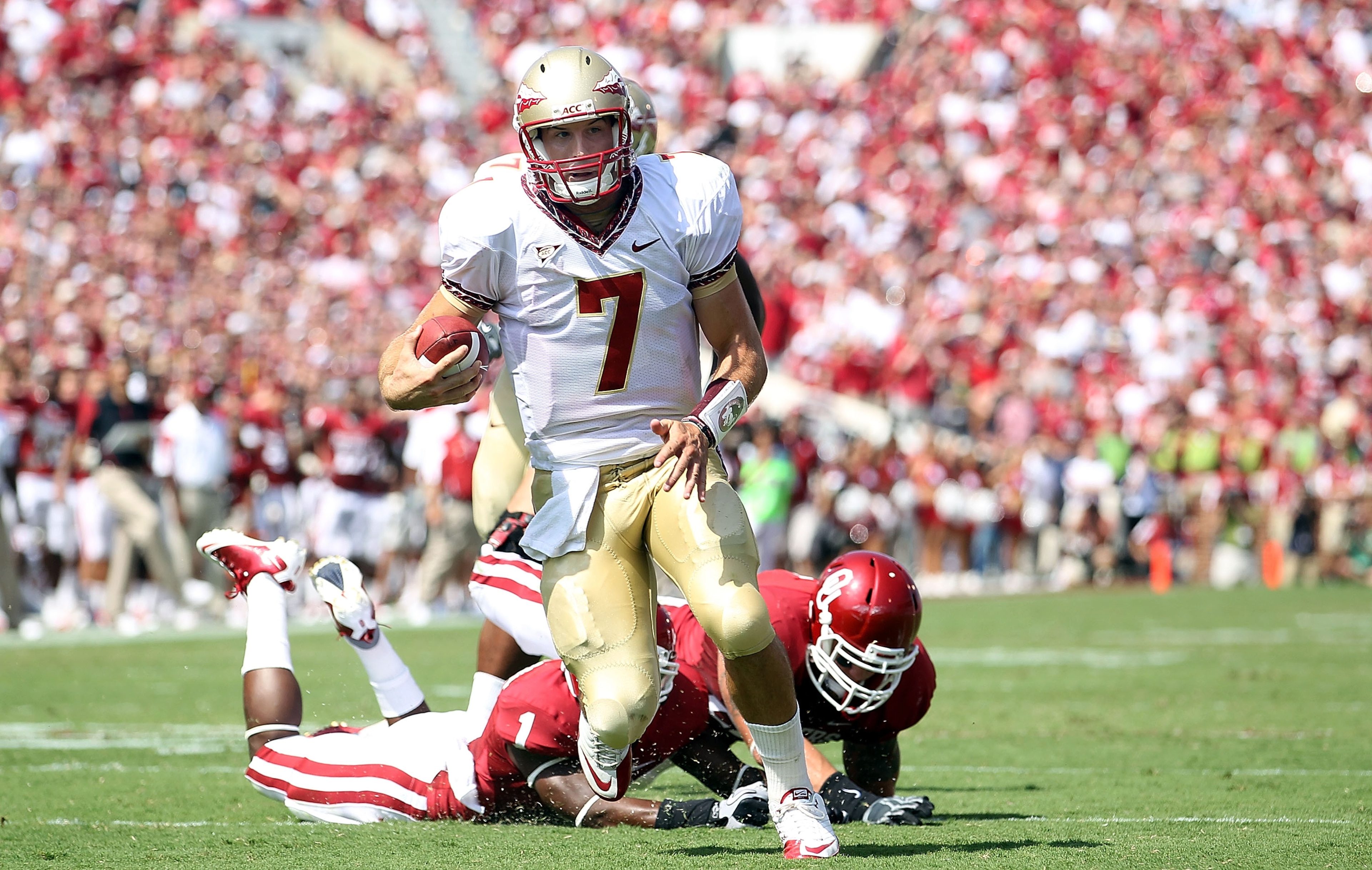 NORMAN, OK - SEPTEMBER 11:  Quarterback Christian Ponder #7 of the Florida State Seminoles runs the ball against the Oklahoma Sooners at Gaylord Family Oklahoma Memorial Stadium on September 11, 2010 in Norman, Oklahoma.  (Photo by Ronald Martinez/Getty I