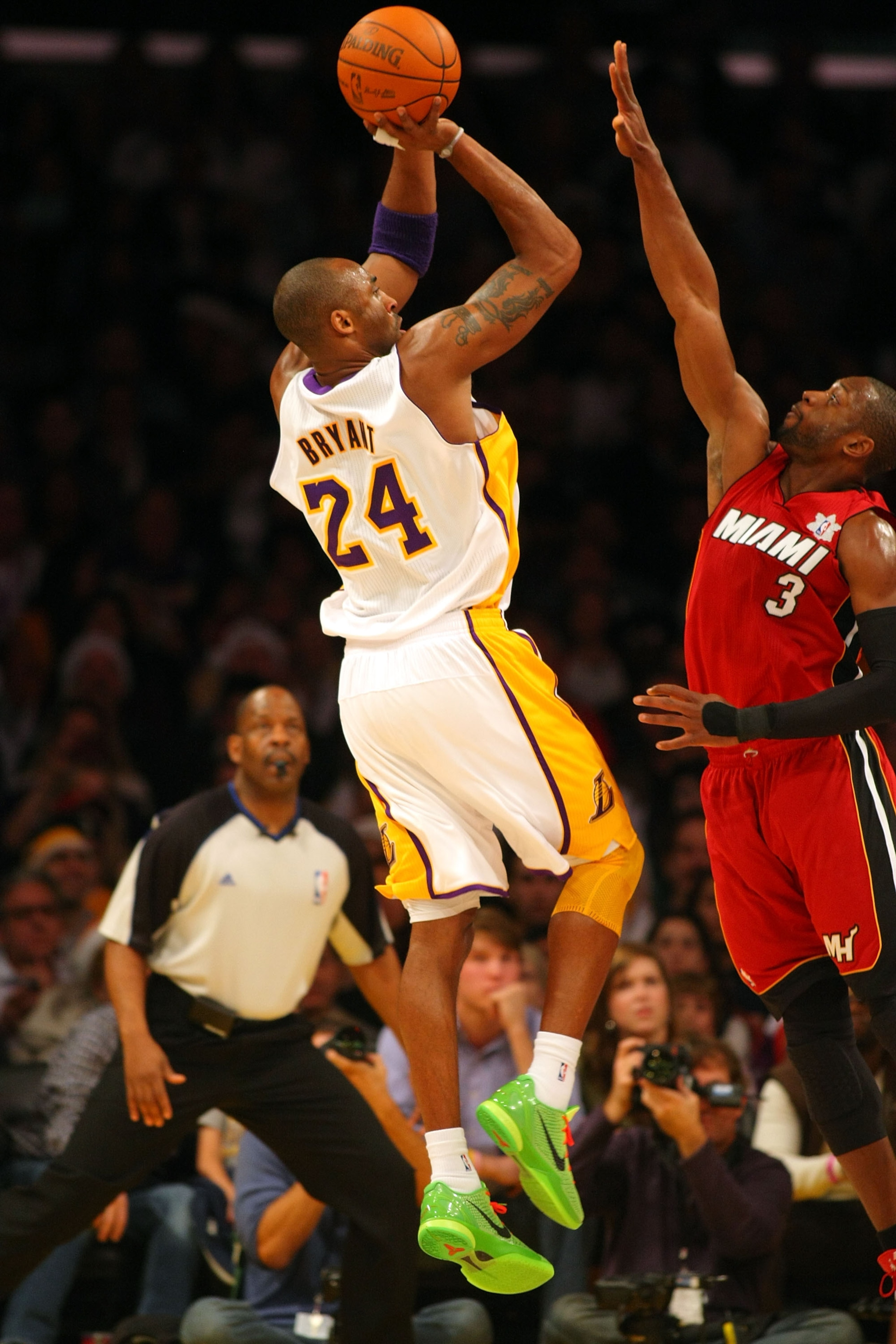 LOS ANGELES, CA - DECEMBER 25:  Kobe Bryant #24 of the Los Angeles Lakers shoots the jump shot against Dwyane Wade #3 of the Miami Heat during the NBA game at Staples Center on December 25, 2010 in Los Angeles, California. The Heat defeated the Lakers 96-
