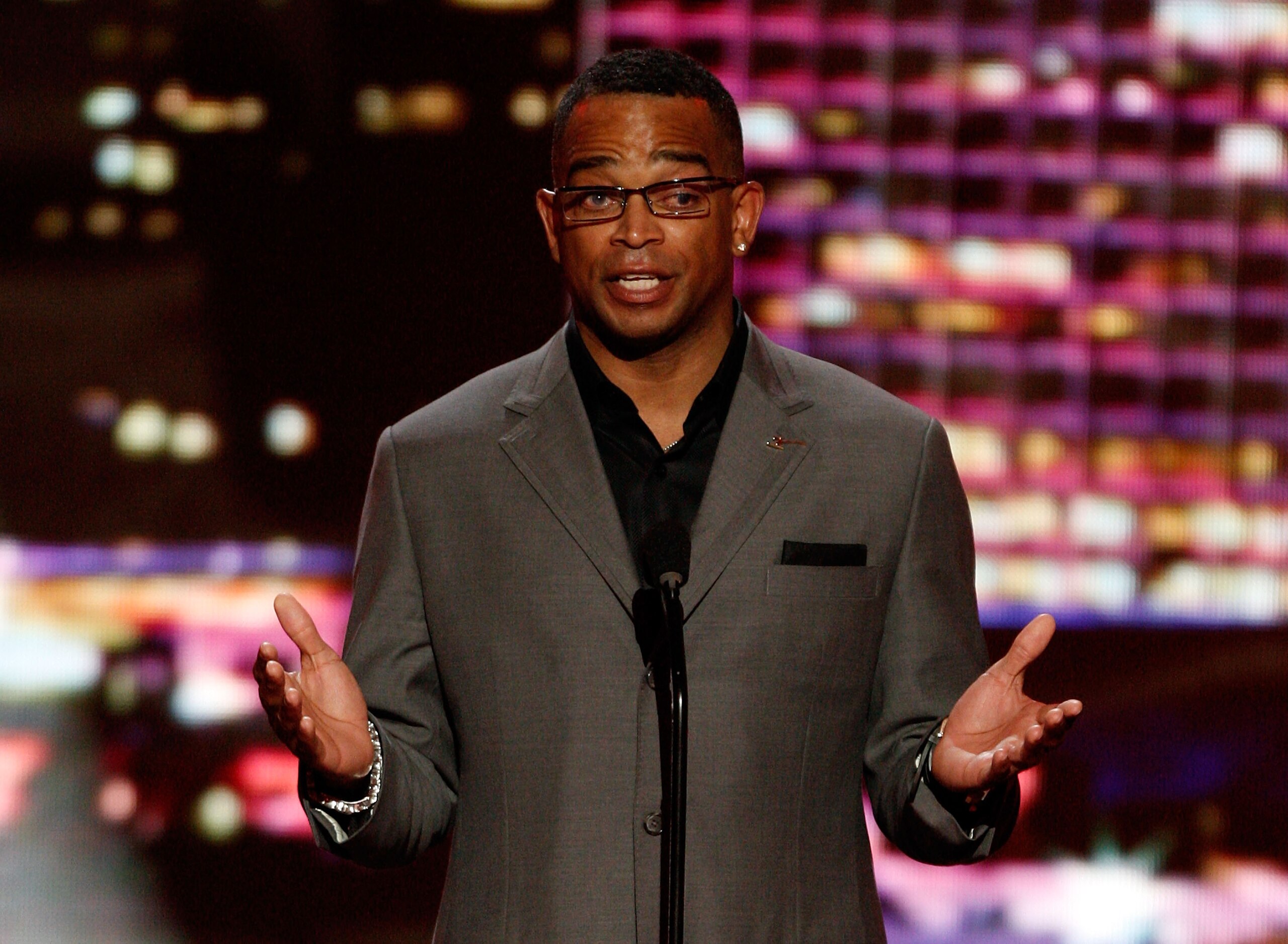 LOS ANGELES, CA - JULY 15:  ESPN reporter Stuart Scott speaks onstage during the 2009 ESPY Awards held at Nokia Theatre LA Live on July 15, 2009 in Los Angeles, California. The 17th annual ESPYs will air on Sunday, July 19 at 9PM ET on ESPN.  (Photo by Ke