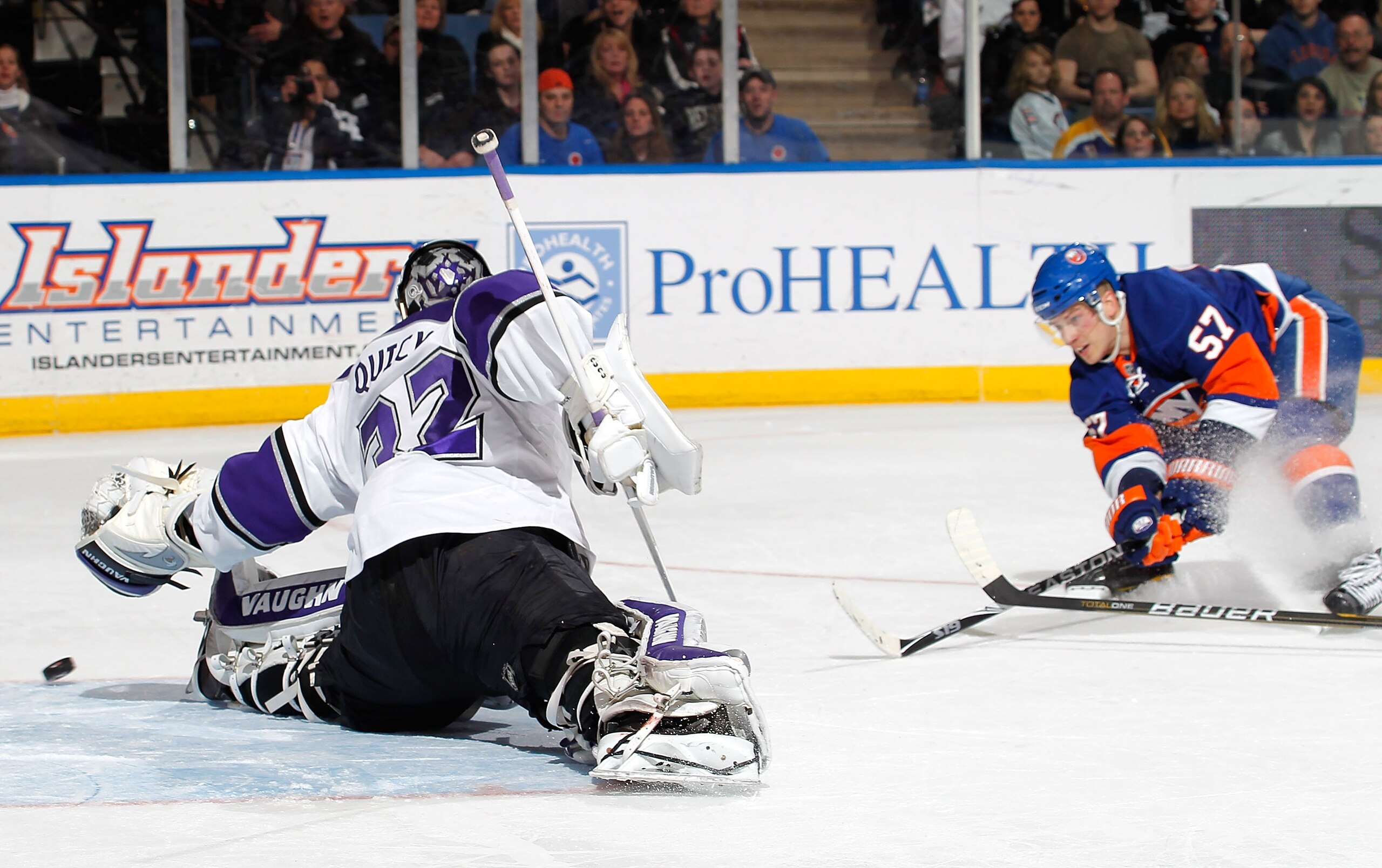 UNIONDALE, NY - FEBRUARY 19: Goalie Jonathan Quick #32 of the Los Angeles Kings makes a split save on a shot by Blake Comeau #57 of the New York Islanders late in the second period of an NHL hockey game at the Nassau Coliseum on February 19, 2011 in Unio UNIONDALE, NY - FEBRUARY 19: Goalie Jonathan Quick #32 of the Los Angeles Kings makes a split save on a shot by Blake Comeau #57 of the New York Islanders late in the second period of an NHL hockey game at the Nassau Coliseum on February 19, 2011 in Unio