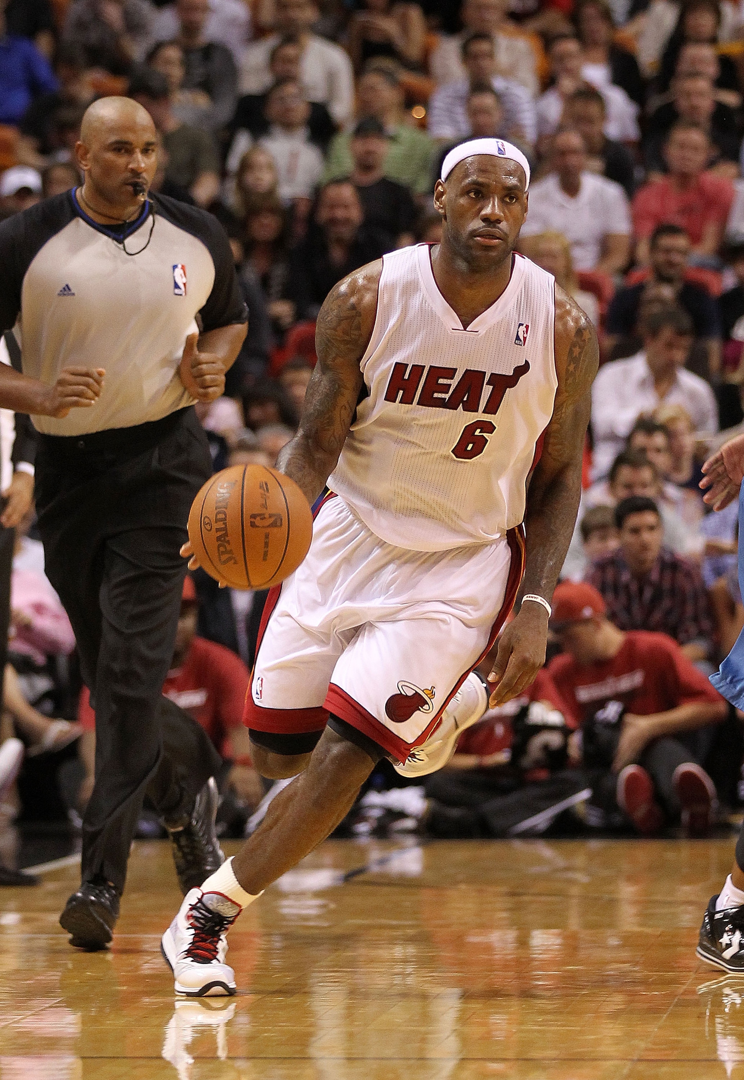MIAMI, FL - FEBRUARY 25: LeBron James #6 of the Miami Heat brings the ball up the floor during a game against the Washington Wizards at American Airlines Arena on February 25, 2011 in Miami, Florida. NOTE TO USER: User expressly acknowledges and agrees th MIAMI, FL - FEBRUARY 25: LeBron James #6 of the Miami Heat brings the ball up the floor during a game against the Washington Wizards at American Airlines Arena on February 25, 2011 in Miami, Florida. NOTE TO USER: User expressly acknowledges and agrees th