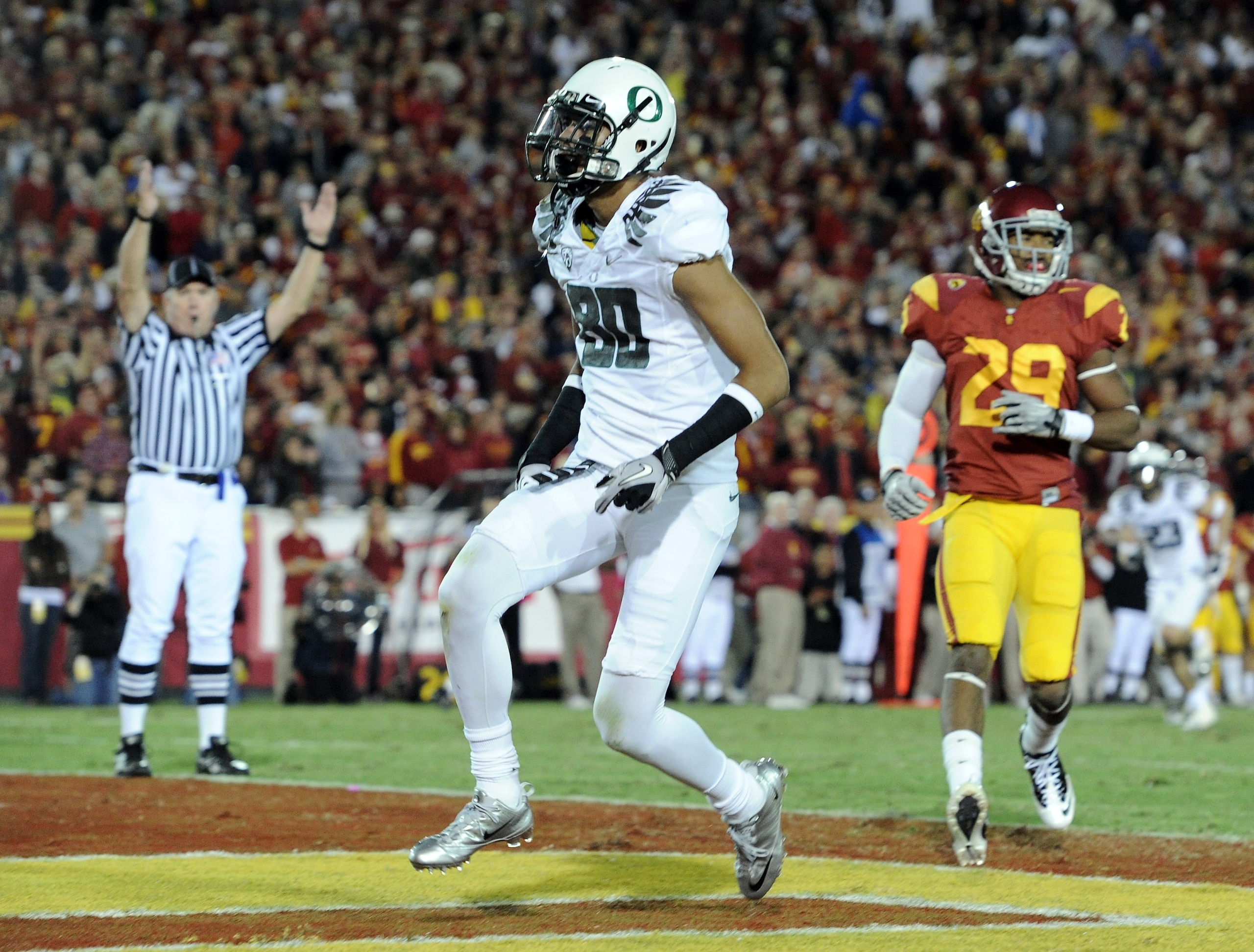 LOS ANGELES, CA - OCTOBER 30: Lavasier Tuinei #80 of the Oregon Ducks reacts to his touchdown in front of Jawanza Starling #29 of the USC Trojans for a 29-17 during the second quarter at Los Angeles Memorial Coliseum on October 30, 2010 in Los Angeles, LOS ANGELES, CA - OCTOBER 30: Lavasier Tuinei #80 of the Oregon Ducks reacts to his touchdown in front of Jawanza Starling #29 of the USC Trojans for a 29-17 during the second quarter at Los Angeles Memorial Coliseum on October 30, 2010 in Los Angeles,