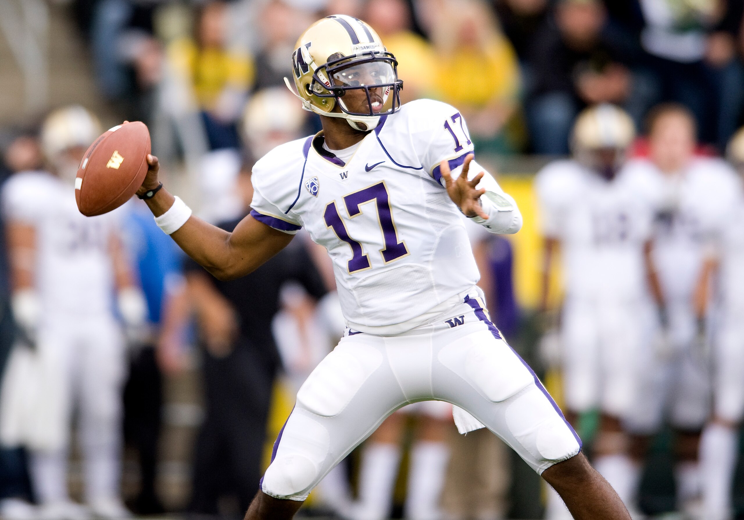 EUGENE, OR - NOVEMBER 6: Keith Price #17 of the Washington Huskies passes against the Oregon Ducks at Autzen Stadium on November 6, 2010 in Eugene, Oregon. (Photo by Steve Dykes/Getty Images)