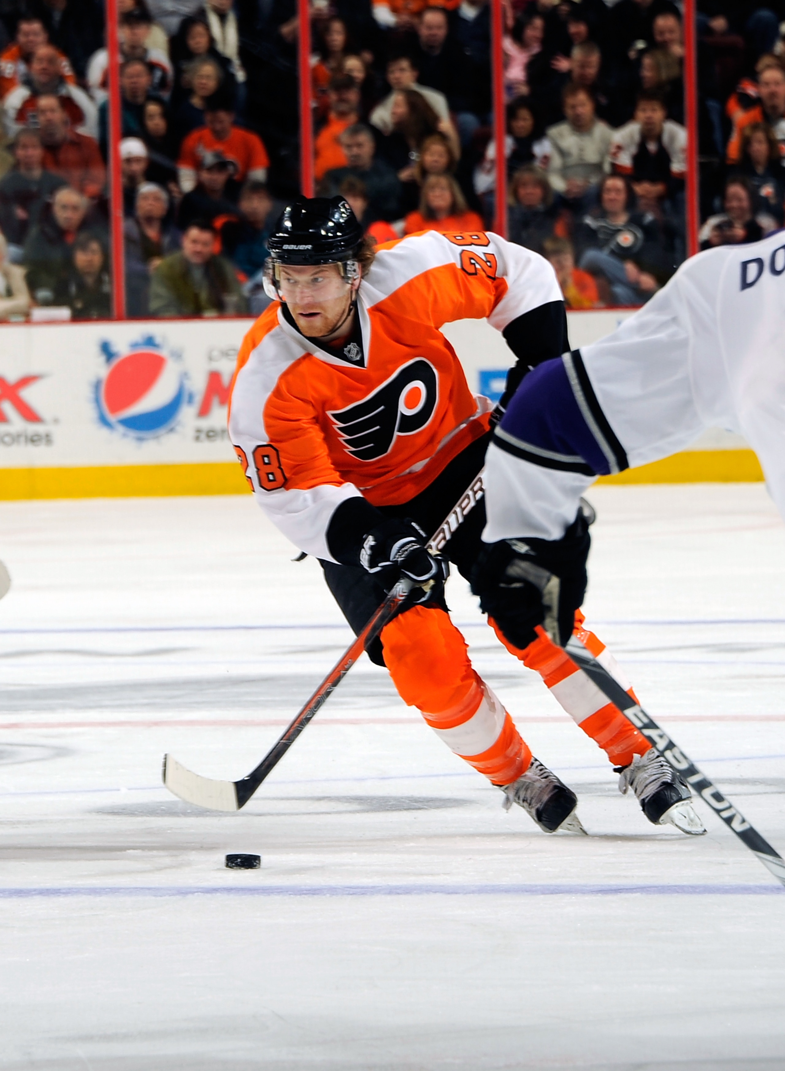 PHILADELPHIA - FEBRUARY 13: Claude Giroux #21 of the Philadelphia Flyers in action during a game against the Los Angeles Kings on February 13, 2011 at the Wells Fargo Center in Philadelphia, Pennsylvania.  (Photo by Lou Capozzola/Getty Images)