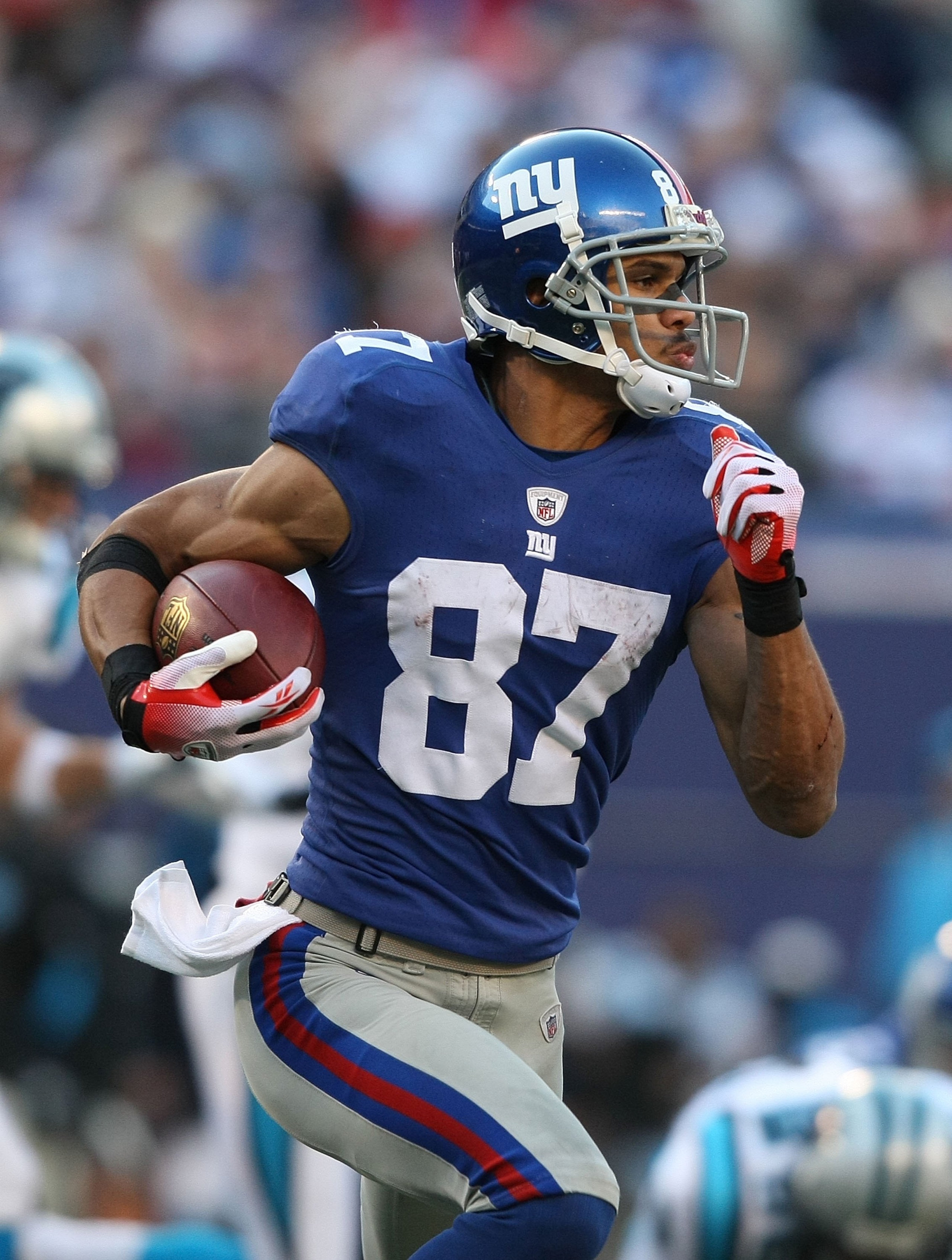 EAST RUTHERFORD, NJ - DECEMBER 27:  Domenik Hixon #87 of the New York Giants returns against the Carolina Panthers defense on a kick return at Giants Stadium on December 27, 2009 in East Rutherford, New Jersey.  (Photo by Nick Laham/Getty Images)