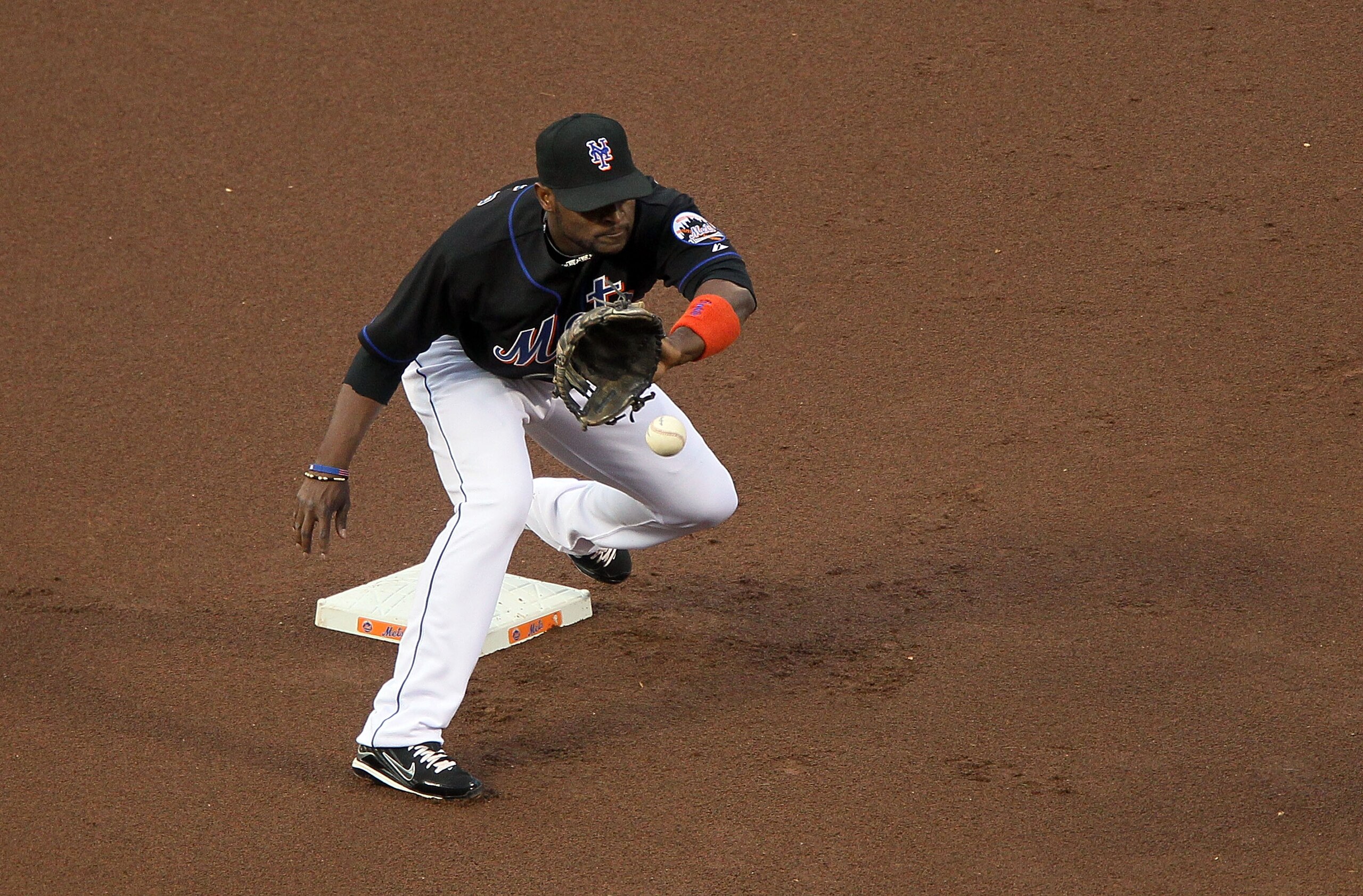 NEW YORK - JULY 31:  Luis Castillo #1 of the New York Mets in action against the Arizona Diamondbacks on July 31, 2010 at Citi Field in the Flushing neighborhood of the Queens borough of New York City.  (Photo by Jim McIsaac/Getty Images)